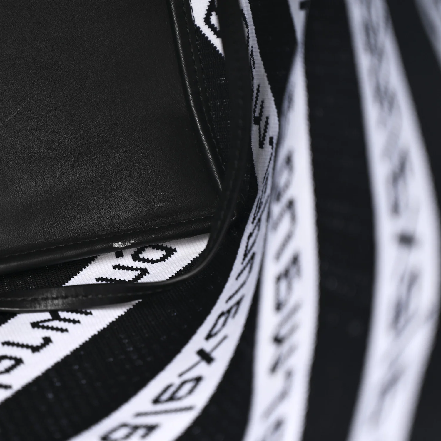 Knit Jacquard Diagonal Logo Roxy Tote White Black - Image 12