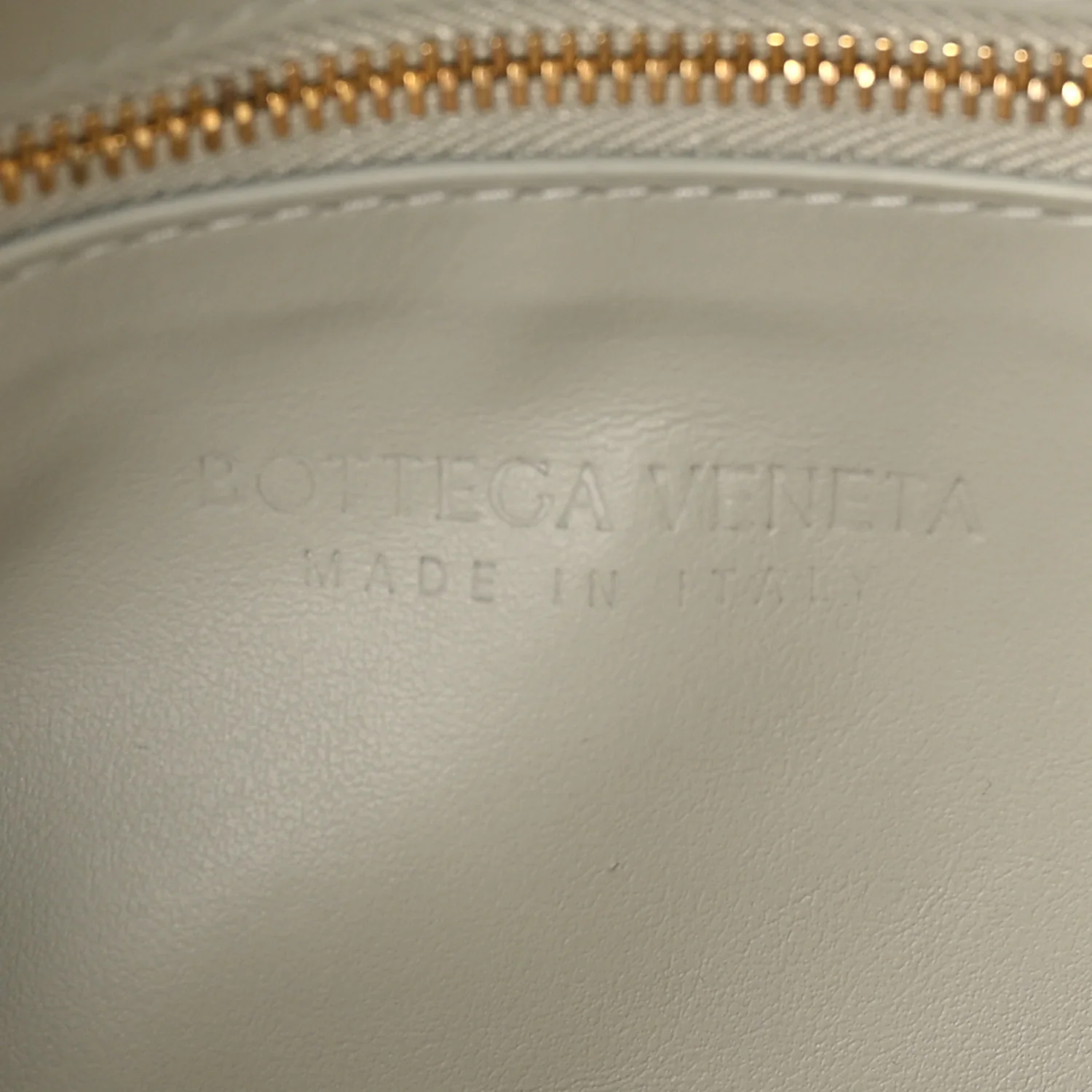 Calfskin Intrecciato Small Hop Agate Glacier - Image 6