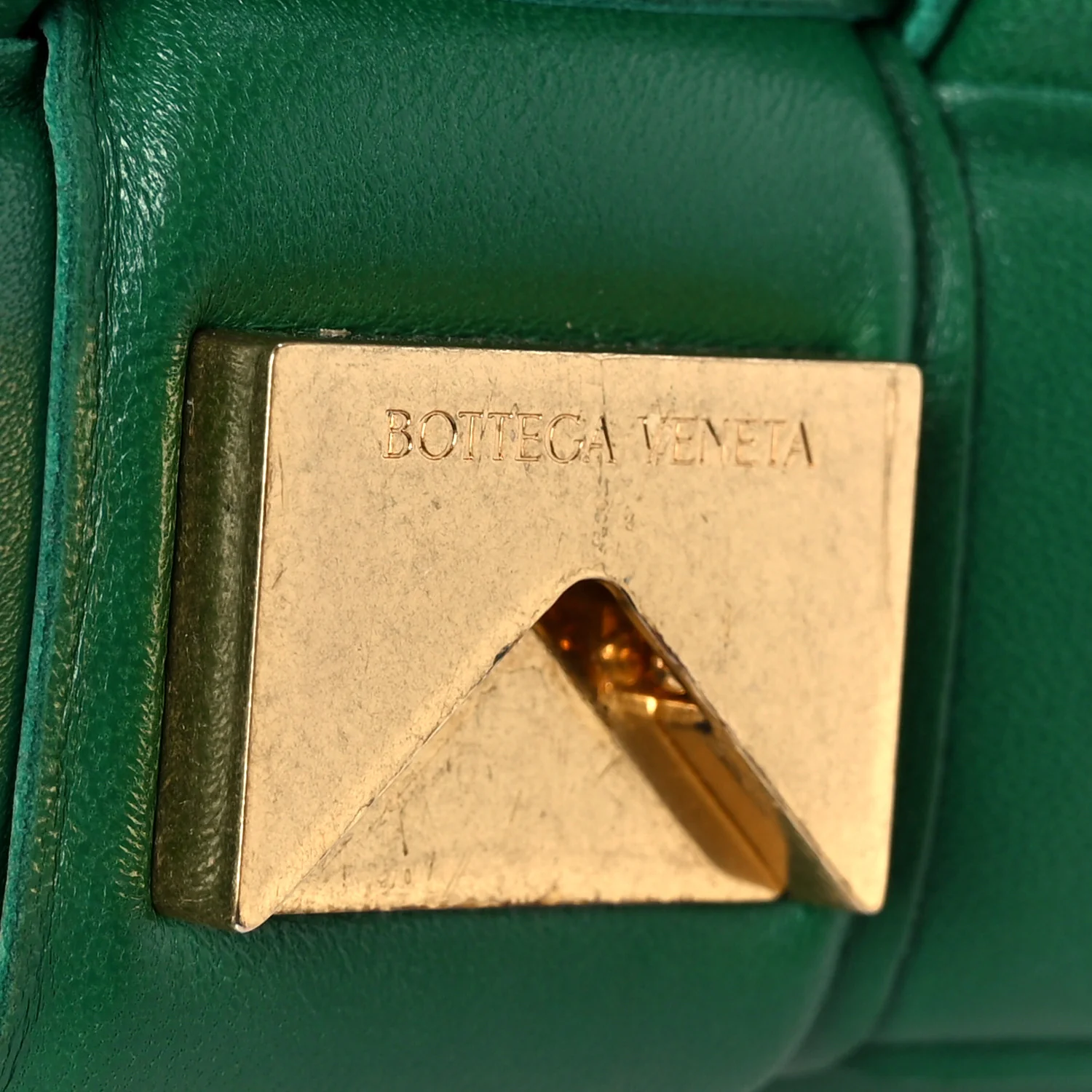 Lambskin Maxi Intreccio Padded Chain Cassette Crossbody Bag Racing Green - Image 9
