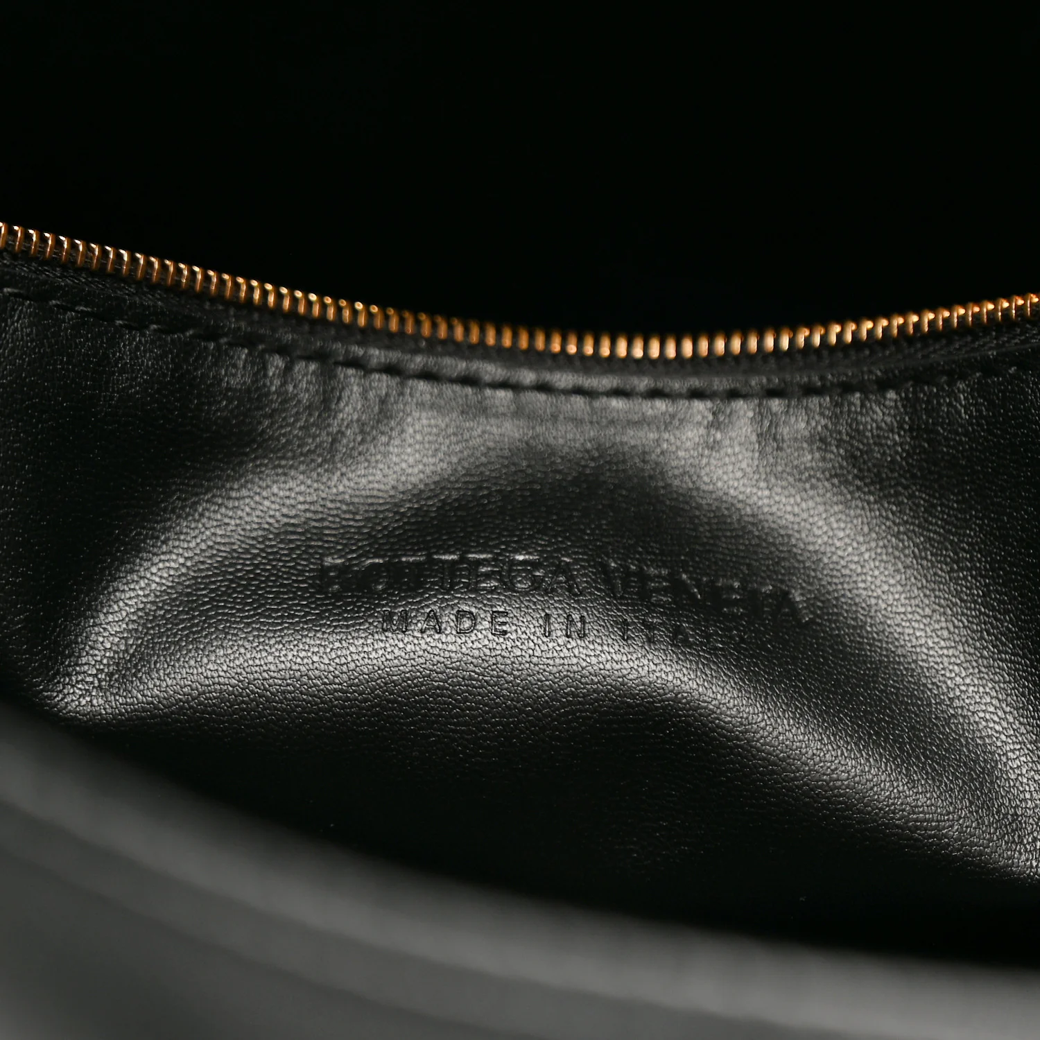 Silky Calfskin Large Hop Black - Image 10