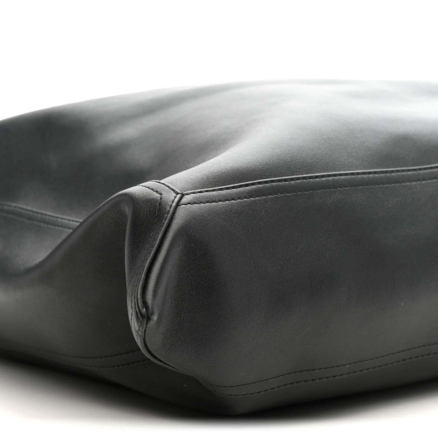 Silky Calfskin Large Hop Black - Image 18