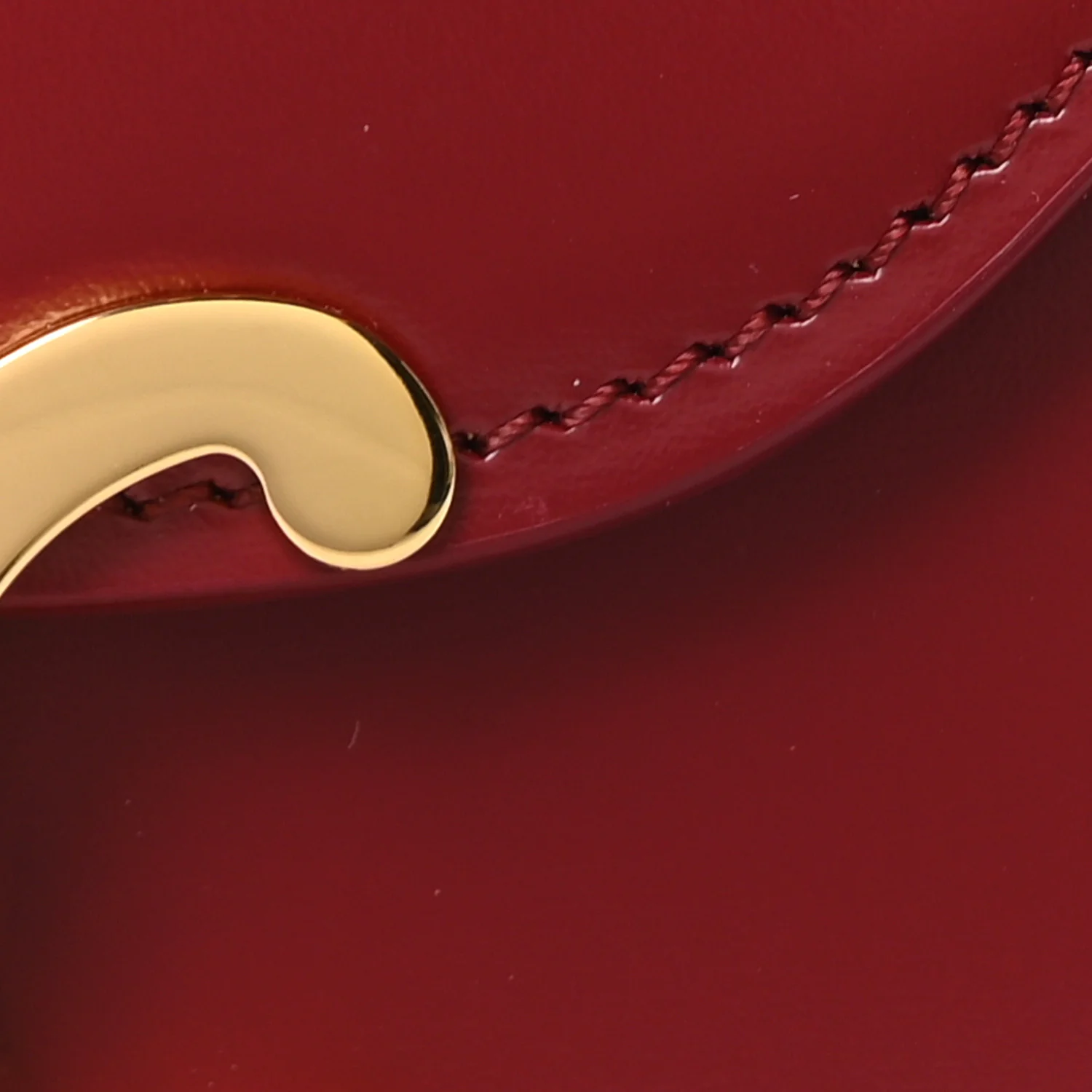 Shiny Calfskin Chain Besace Triomphe Carmin - Image 8