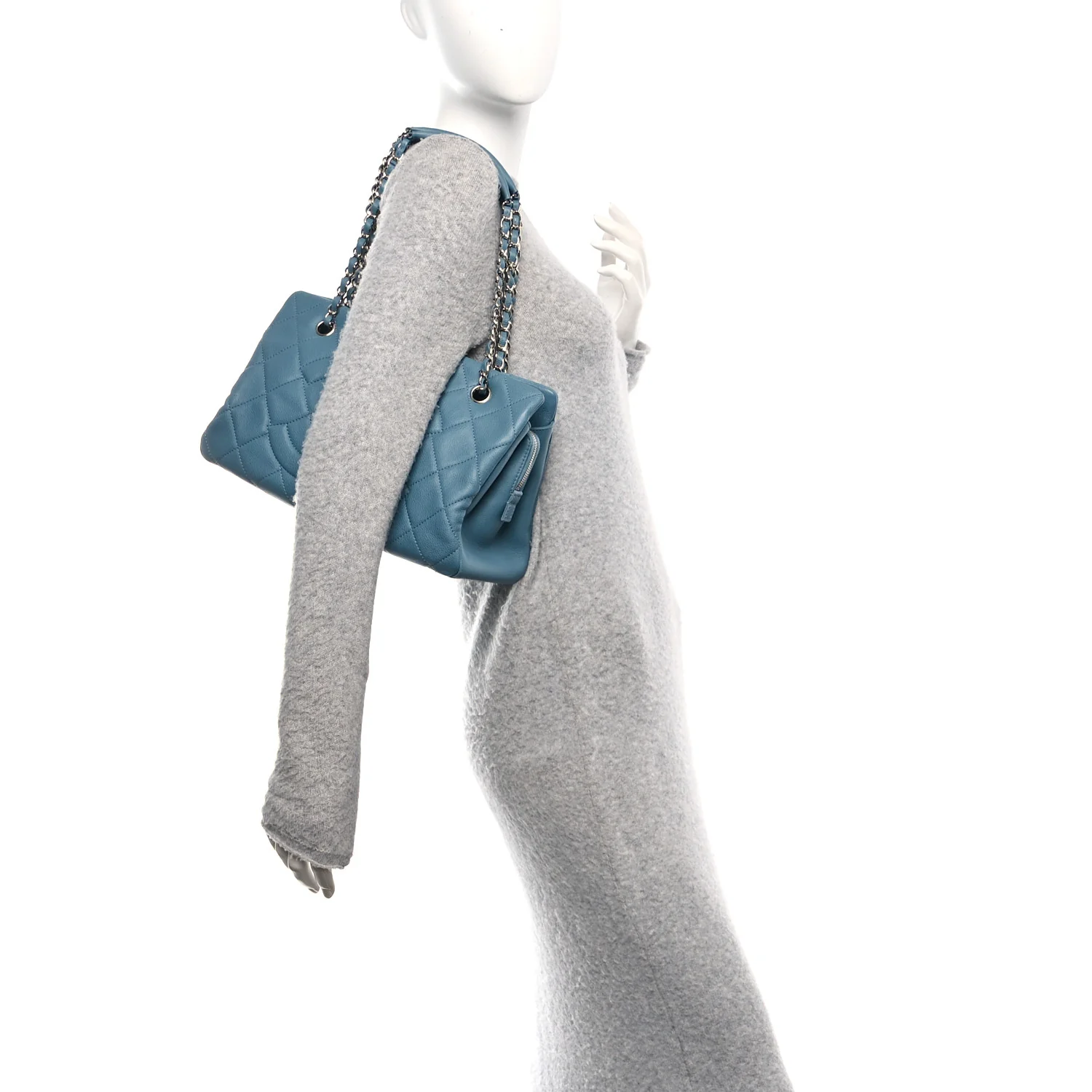 Caviar Quilted CC Timeless Soft Tote Blue - Image 2
