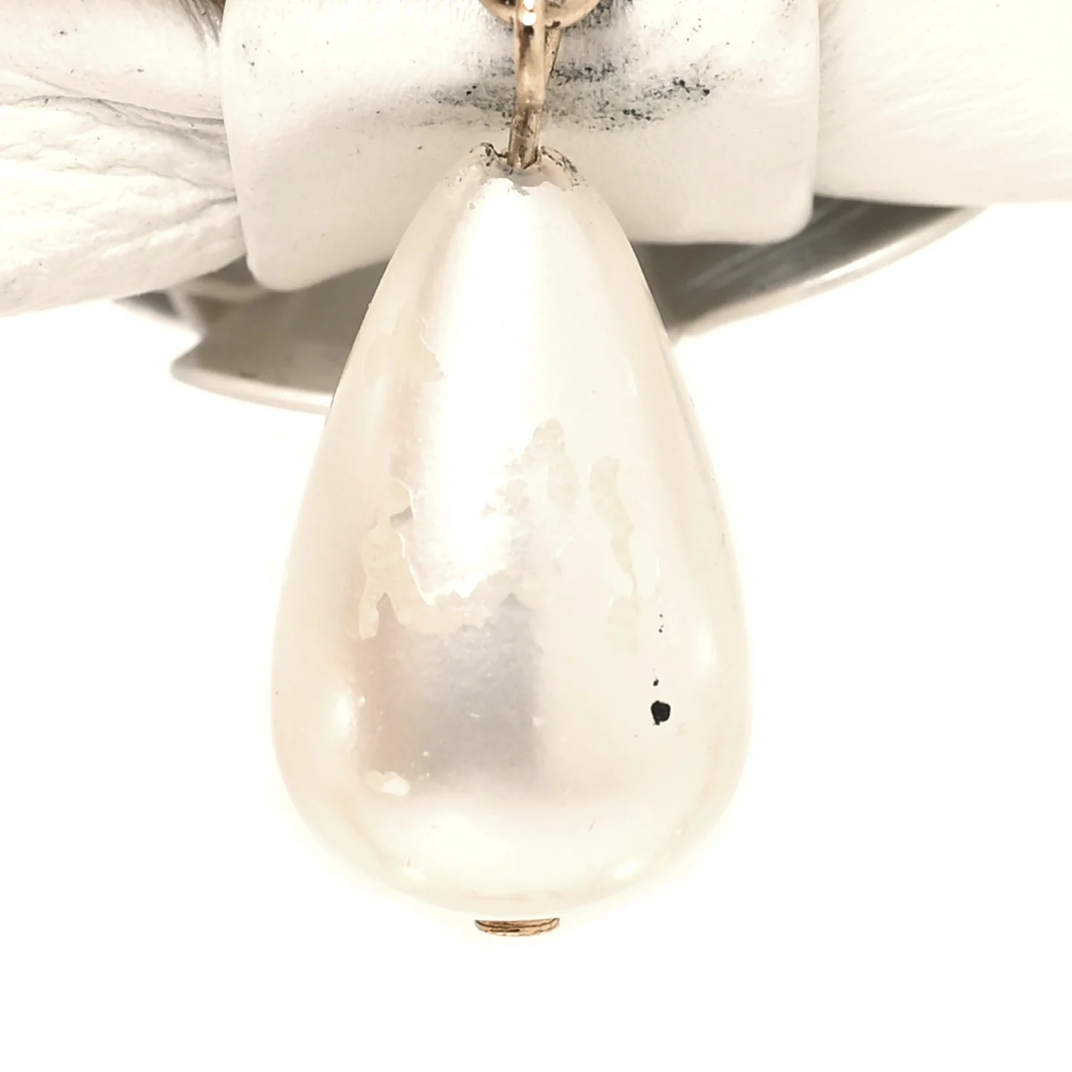 Metal Pearl Camelia CC Bow Brooch White Gold - Image 4