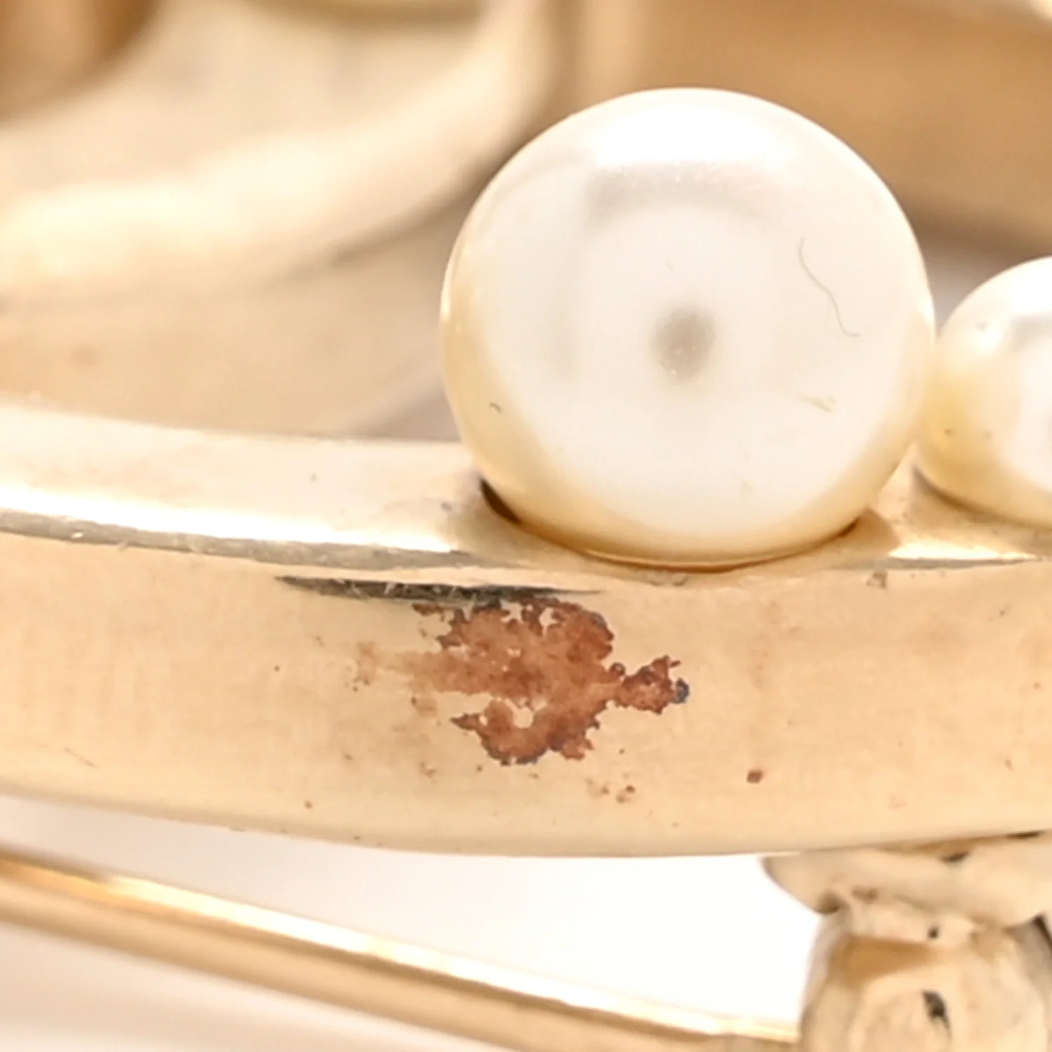Pearl CC Brooch Gold Pearly White - Image 4