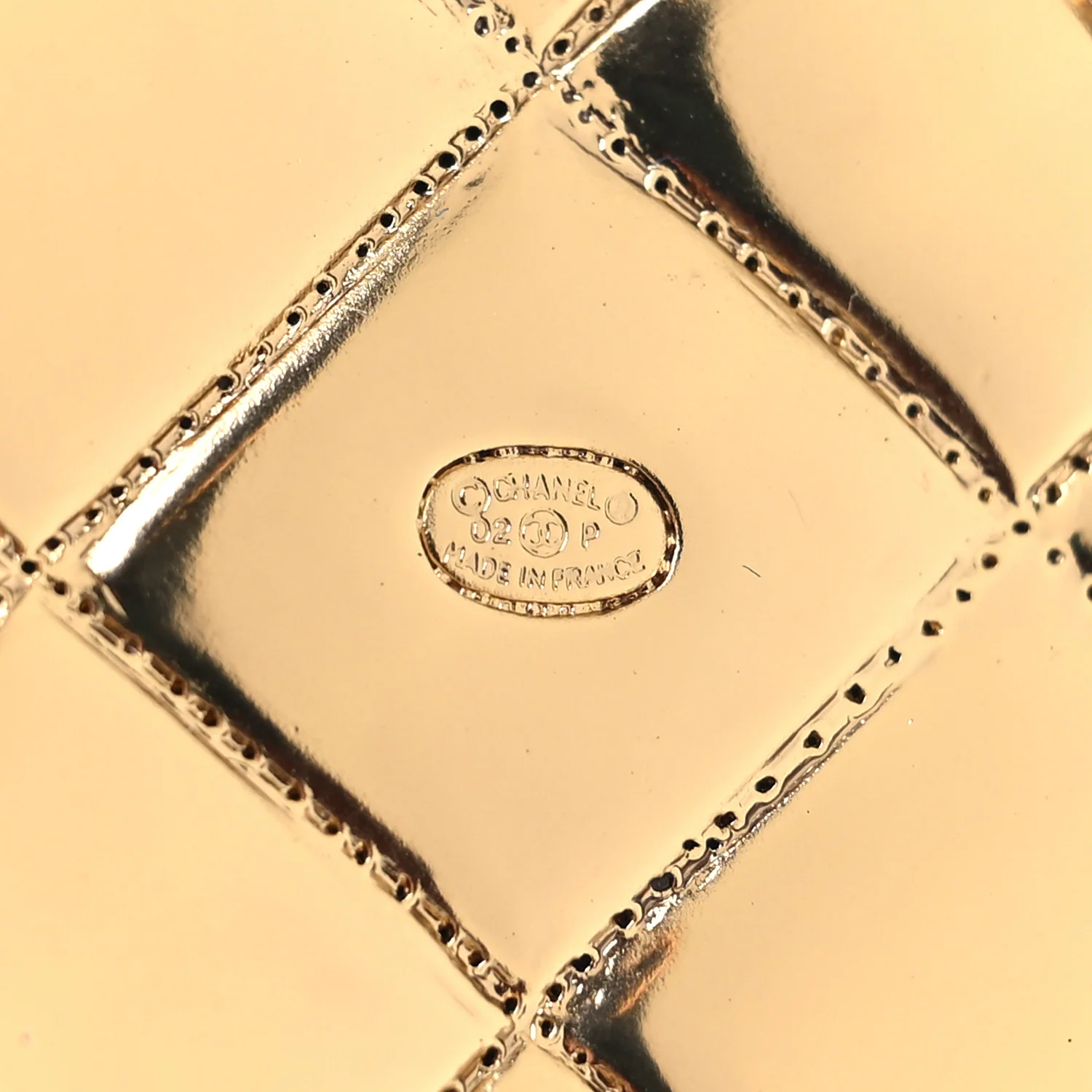 Quilted Flap Bag Brooch Gold - Image 6