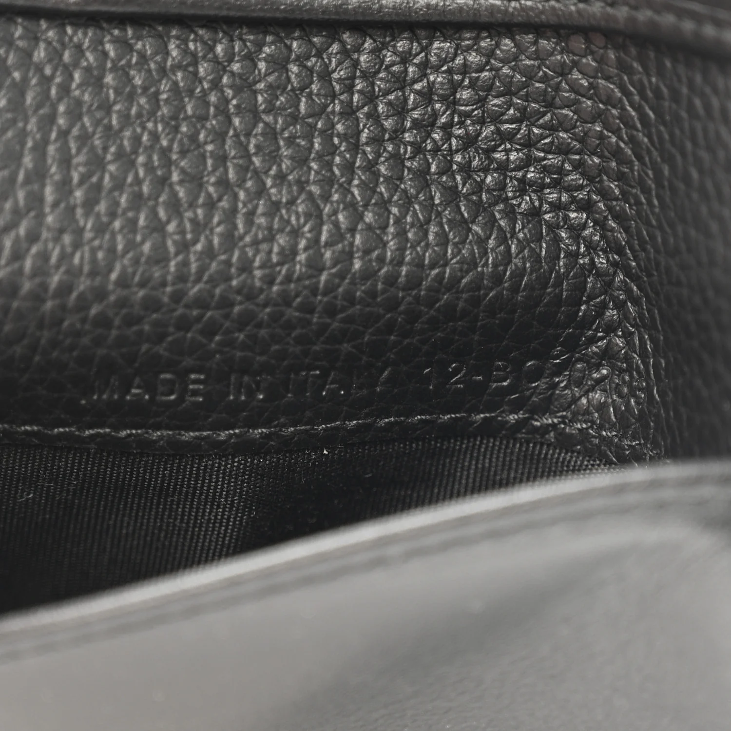 Grained Calfskin Icon Vertical Bifold Card Holder Black - Image 7