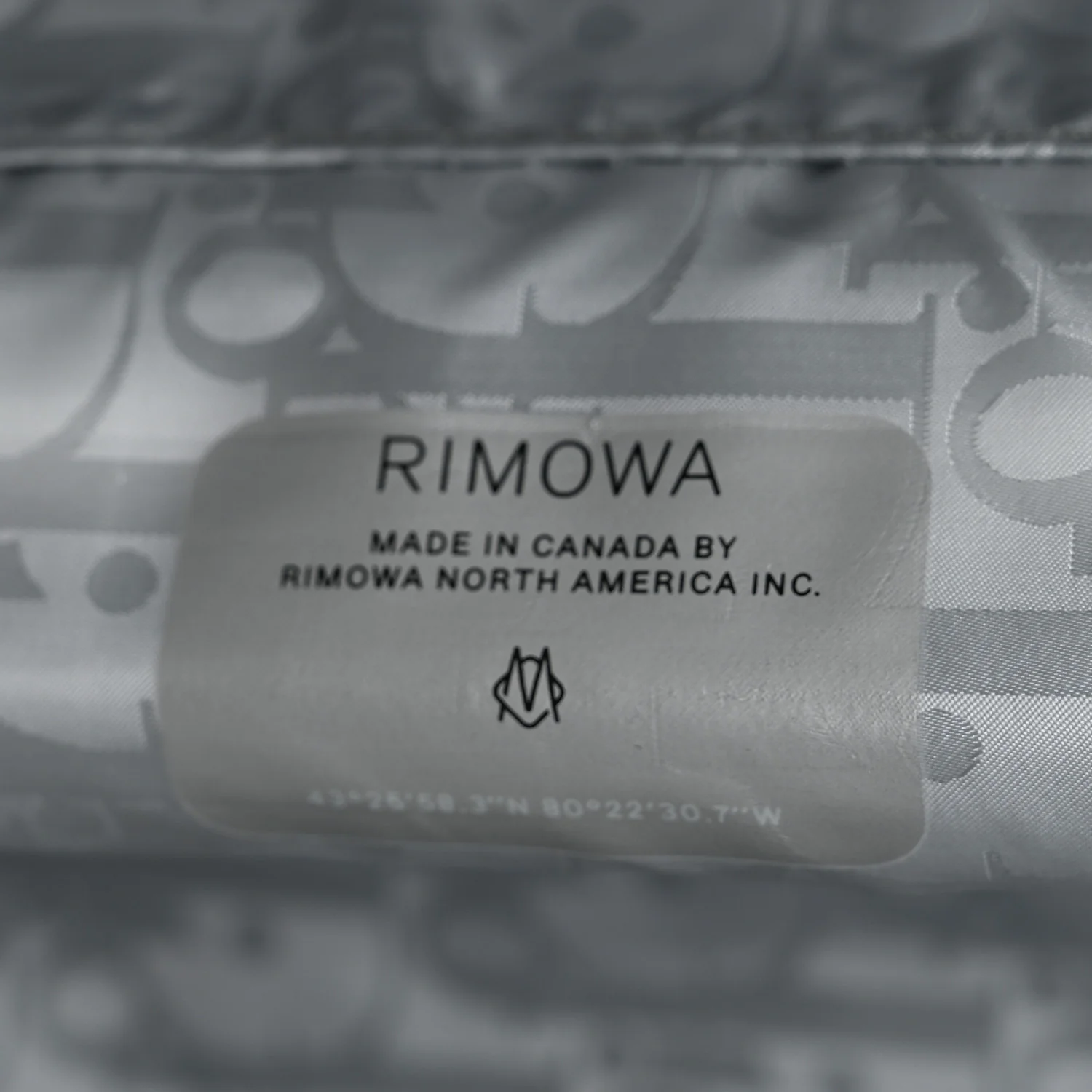 X RIMOWA Aluminum Gradient Cabin Luggage Silver - Image 5