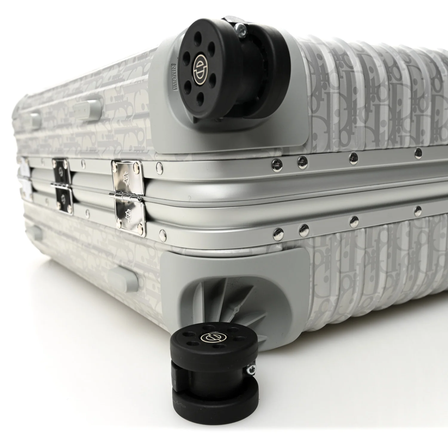 X RIMOWA Aluminum Gradient Cabin Luggage Silver - Image 7