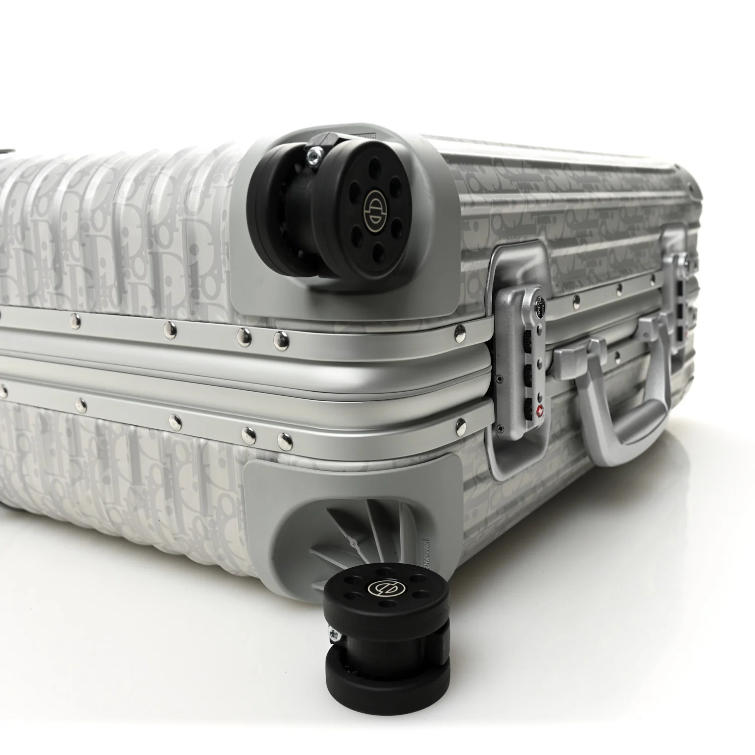 X RIMOWA Aluminum Gradient Cabin Luggage Silver - Image 8