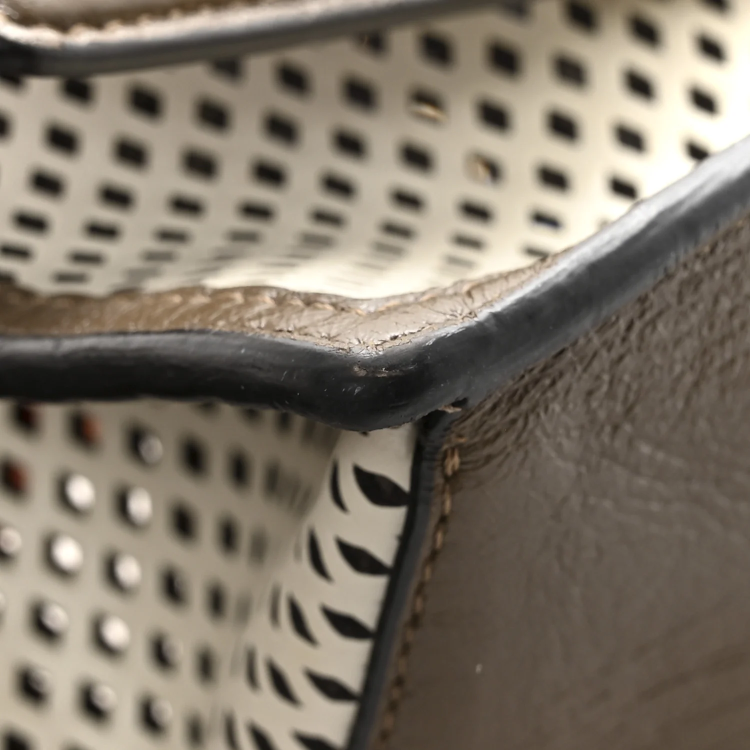Vitello Liberty Glossy Lambskin F is Fendi Perforated Kan U Shoulder Bag White Ice Rust Maya - Image 15