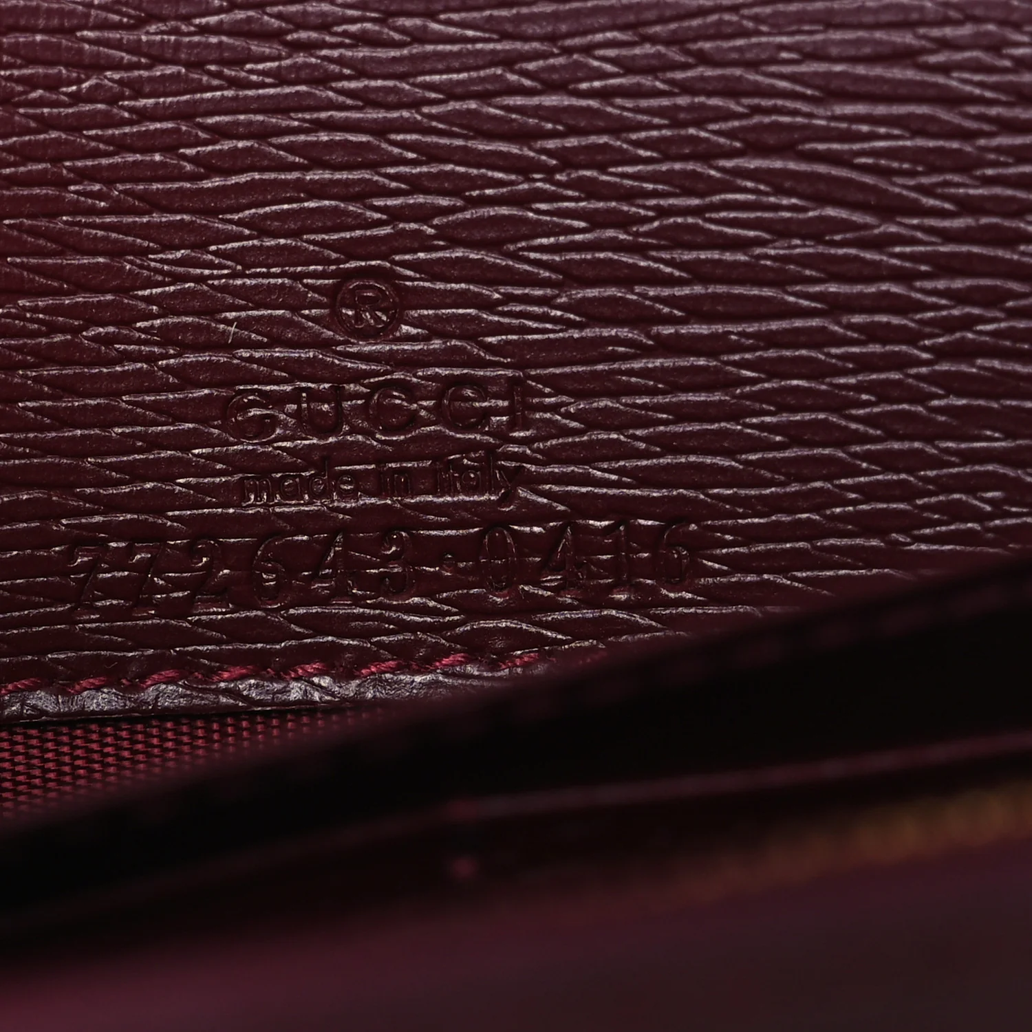 Textured Calfskin Script Logo Wallet On Chain Rosso Ancora - Image 6