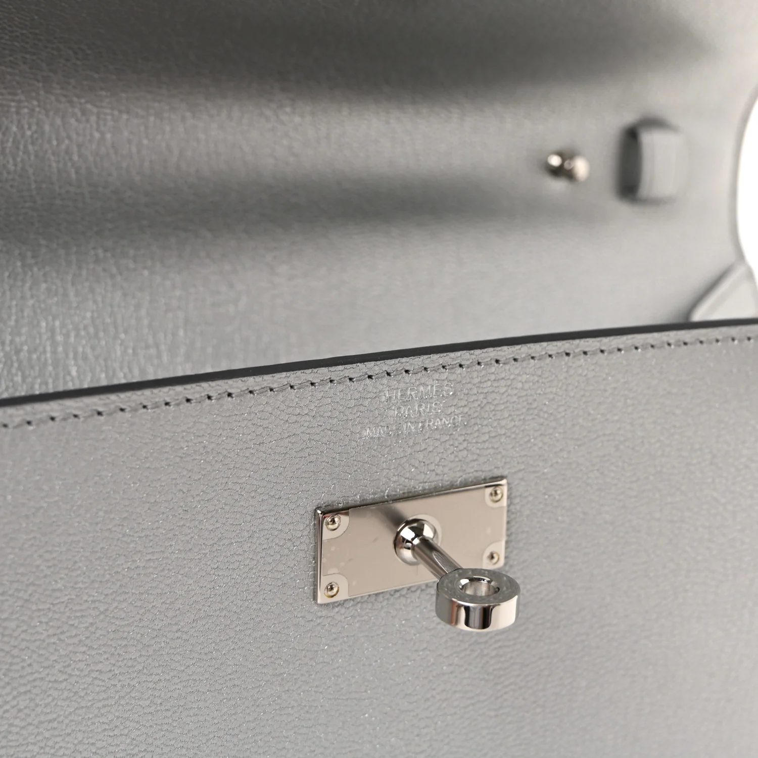 Metallic Chevre Chamkilight Kelly Wallet To Go Argent - Image 6