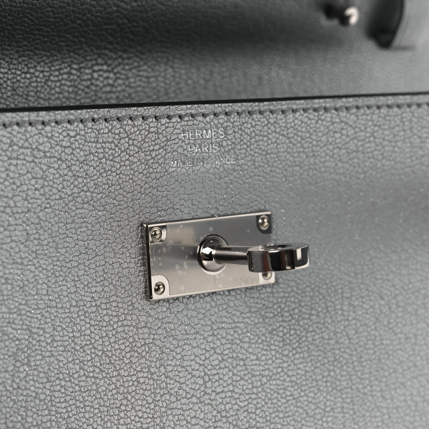 Metallic Chevre Chamkilight Kelly Wallet To Go Argent - Image 21