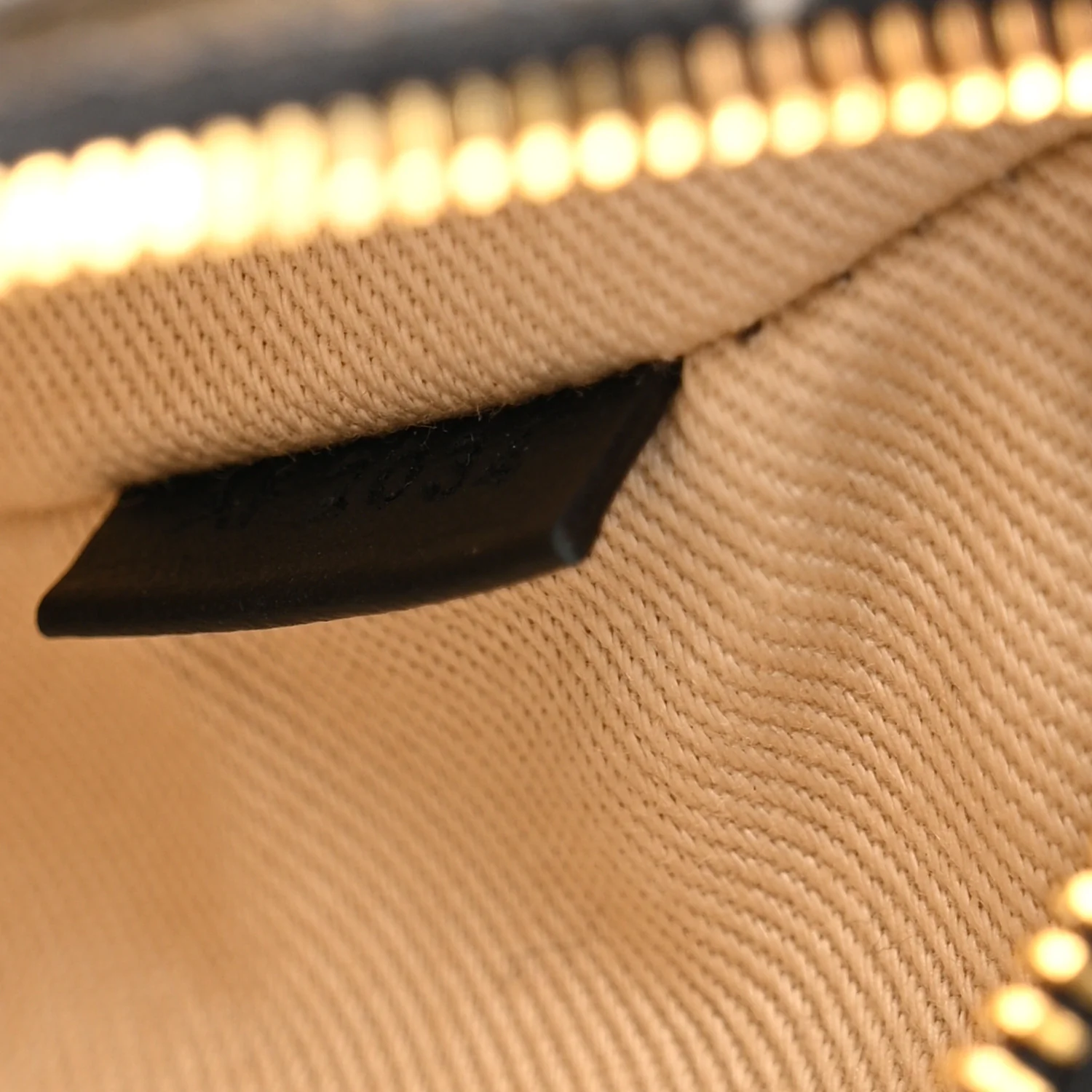 Smooth Calfskin Le Bisou Perle Black - Image 7