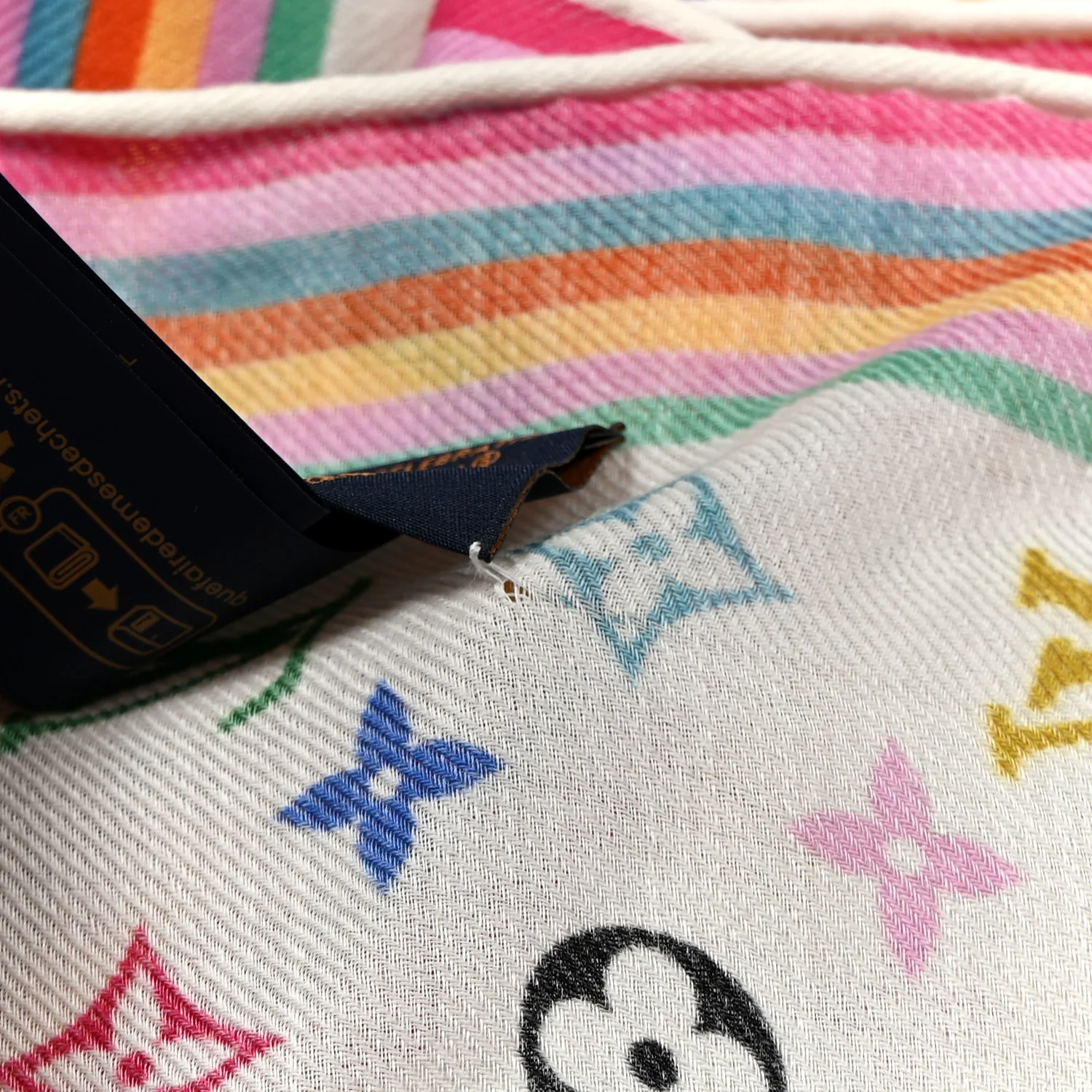 LV X TM Wool Silk Monogram Multicolor Shawl White - Image 3