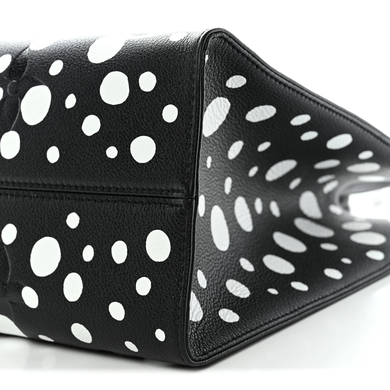 LV X YK Empreinte Monogram Giant Onthego MM Black - Image 10