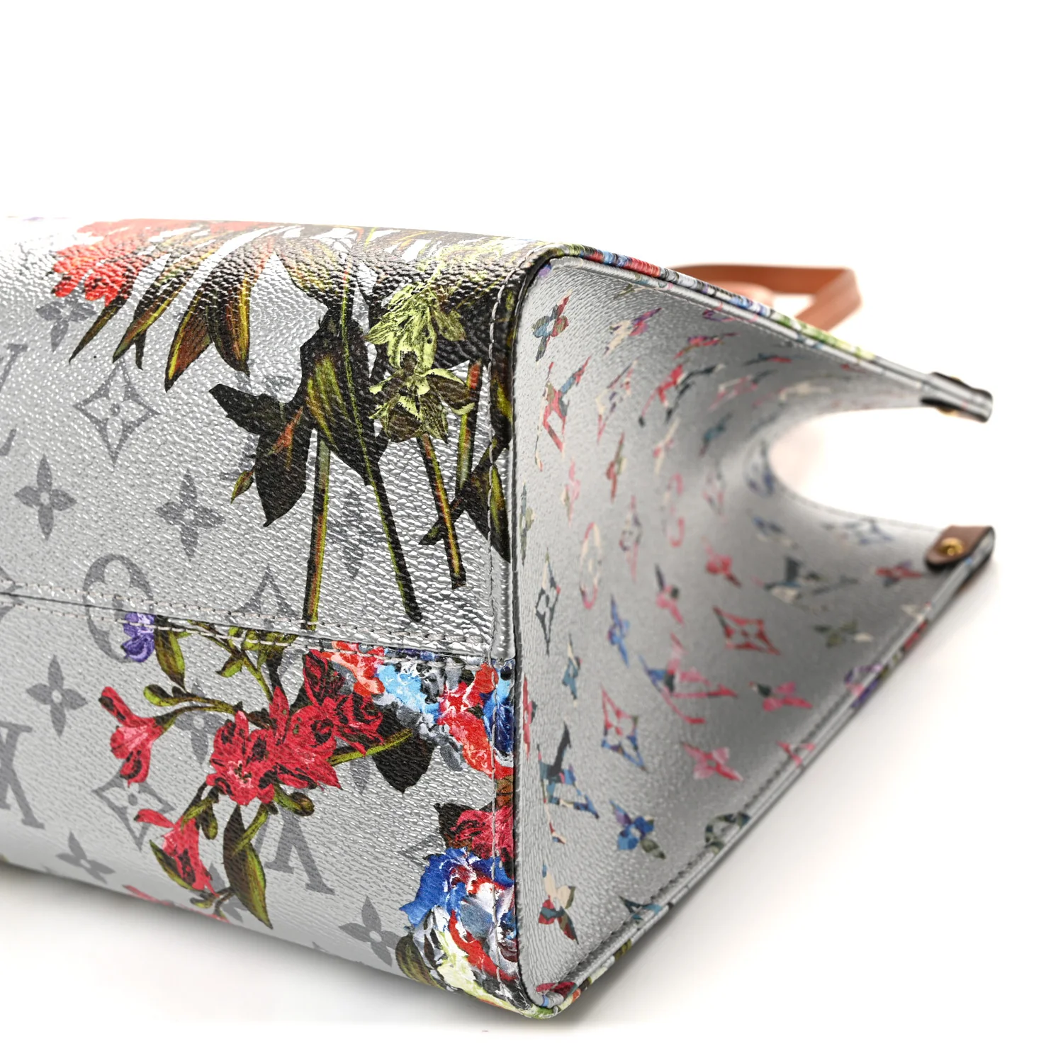 Metallic Monogram LV Garden OnTheGo MM Silver - Image 9