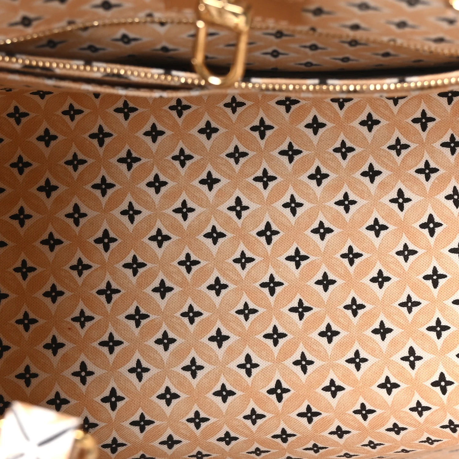 Monogram Giant By The Pool 2.0 Onthego MM Beige - Image 5
