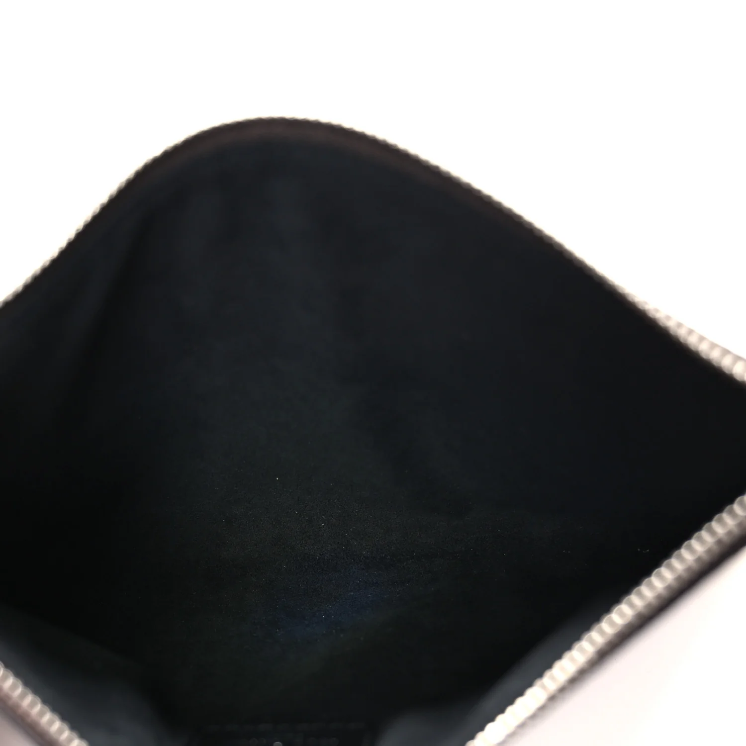 Monogram Low Key Hobo MM Pochette Black - Image 5
