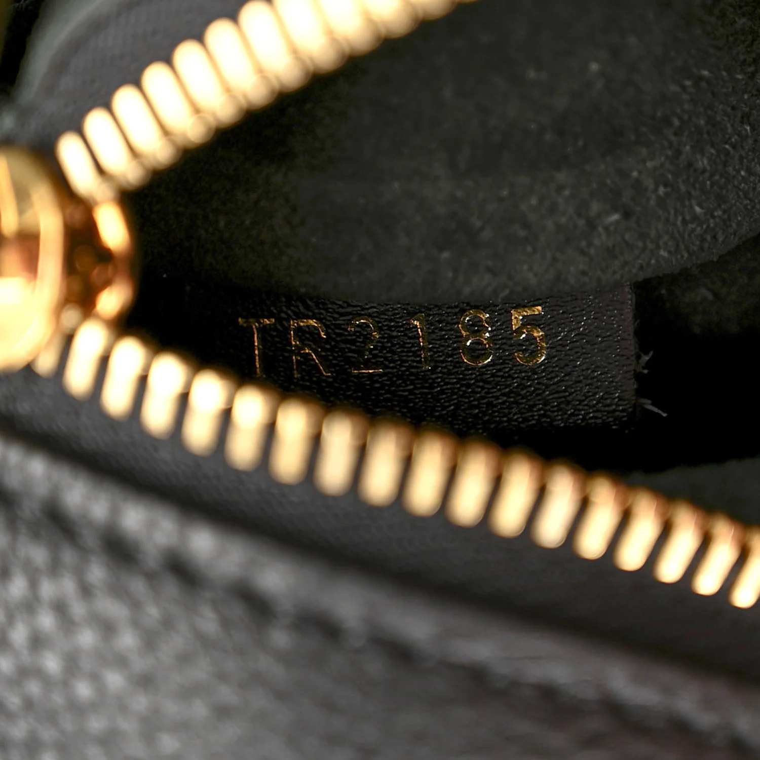 Veau Cachemire Tote W PM Black - Image 7