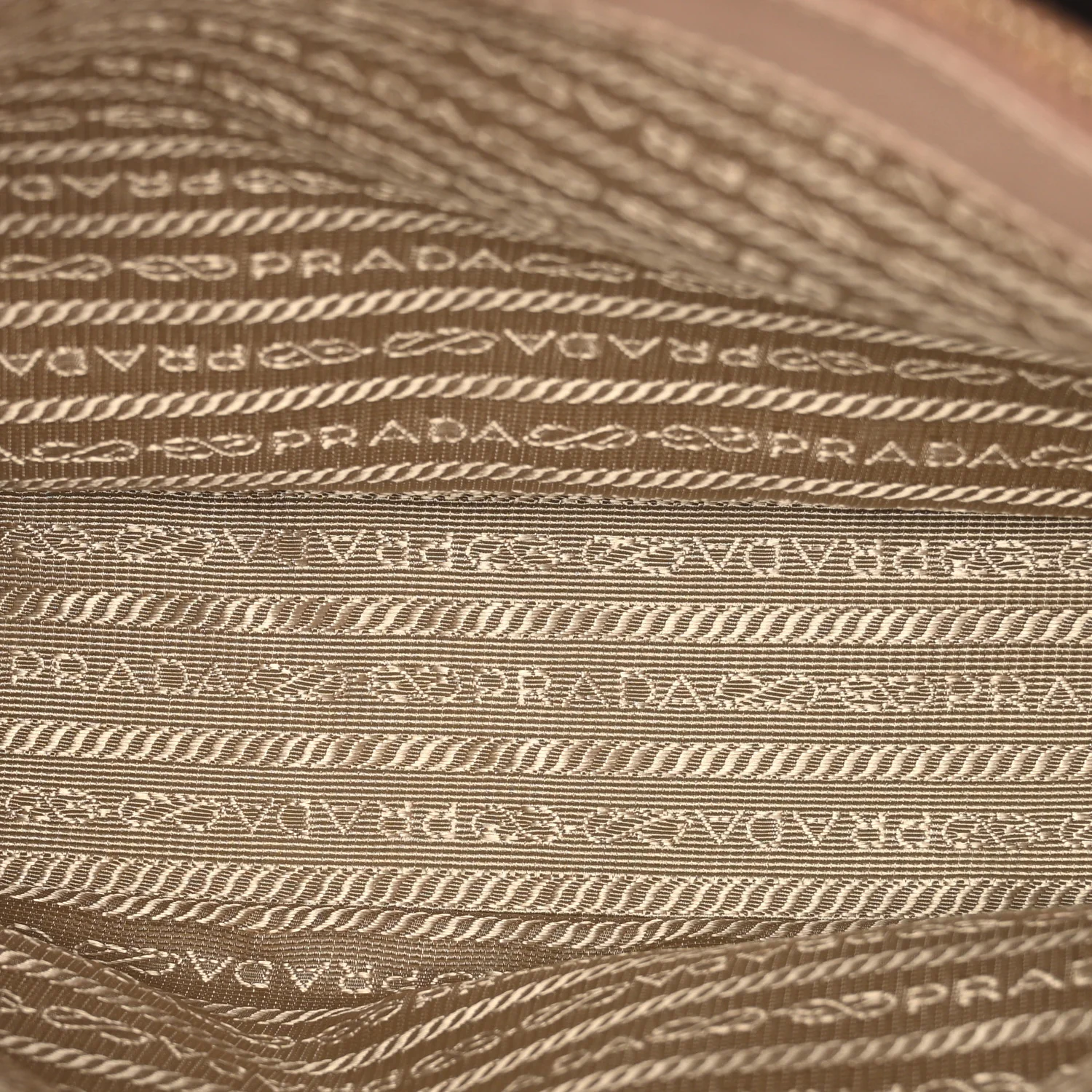 Saffiano Lux Medium Tote Cammeo - Image 6