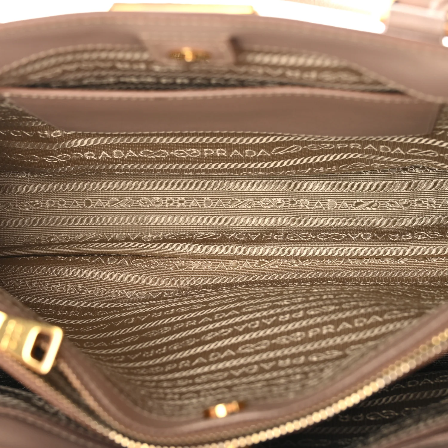 Saffiano Lux Medium Tote Cammeo - Image 7