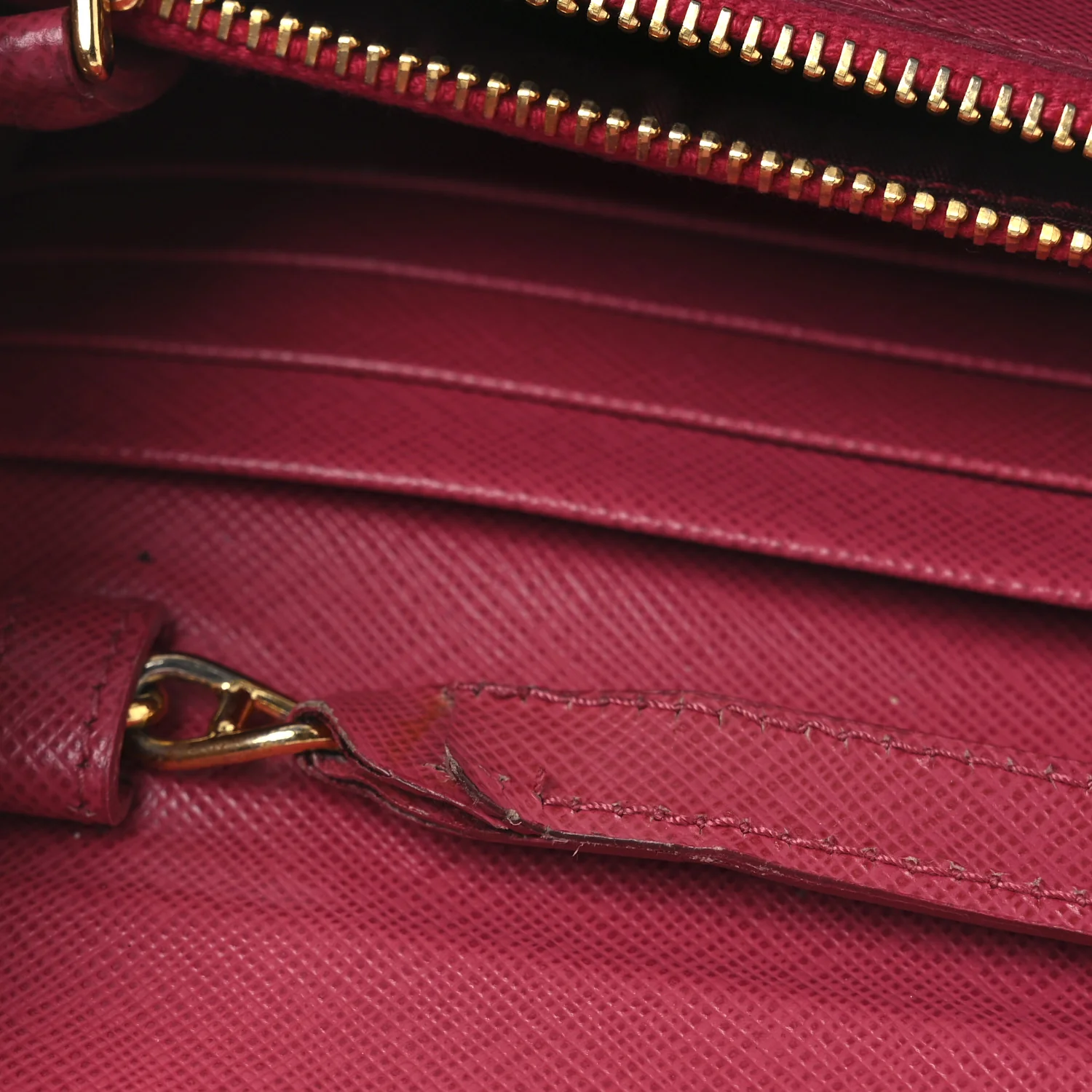 Saffiano Metal Oro Chain Wallet Peonia - Image 15