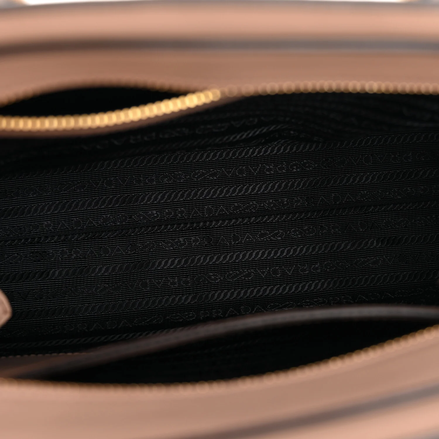 Saffiano Soft Calfskin Small Zippered Tote Cipria - Image 5