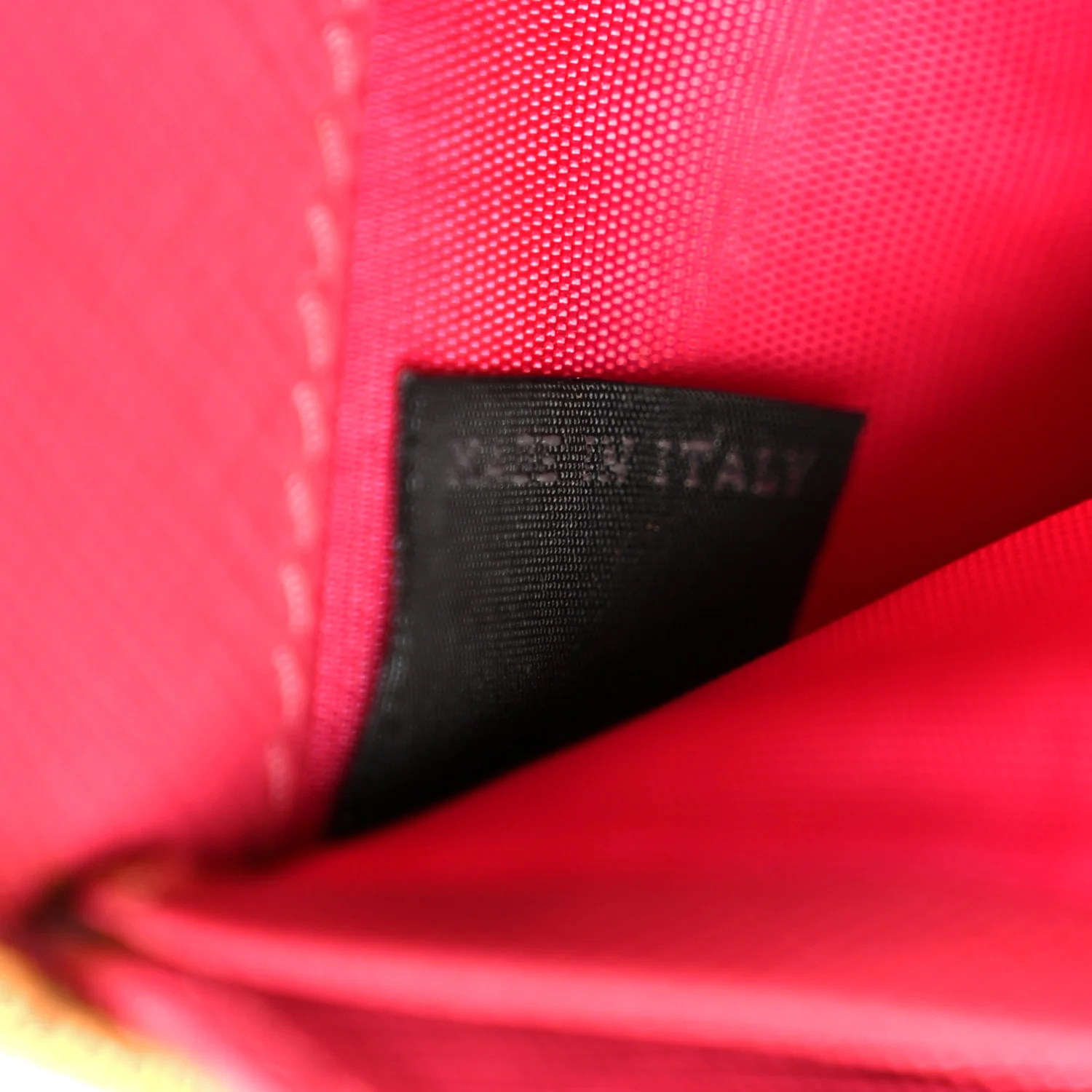 Saffiano Triangle Zip Around Wallet Peonia - Image 7