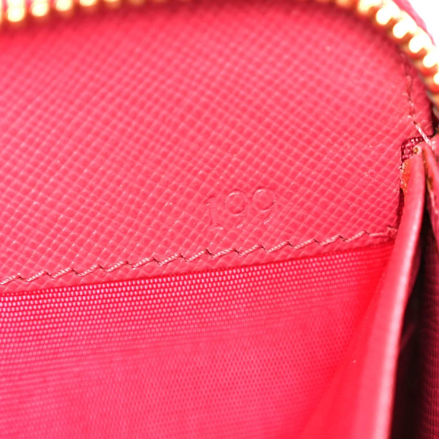 Saffiano Triangle Zip Around Wallet Peonia - Image 8
