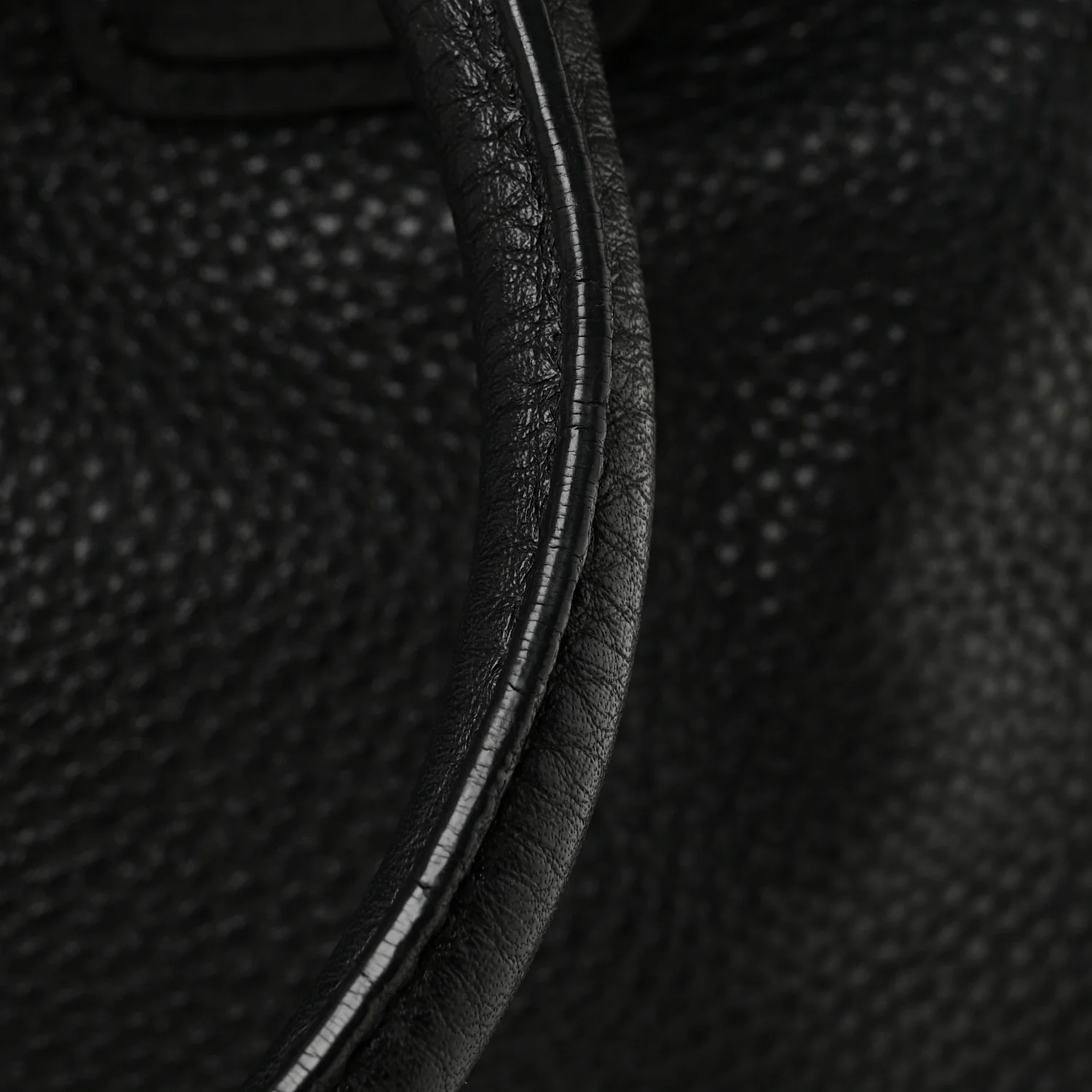 Vitello Daino Tote Black - Image 12
