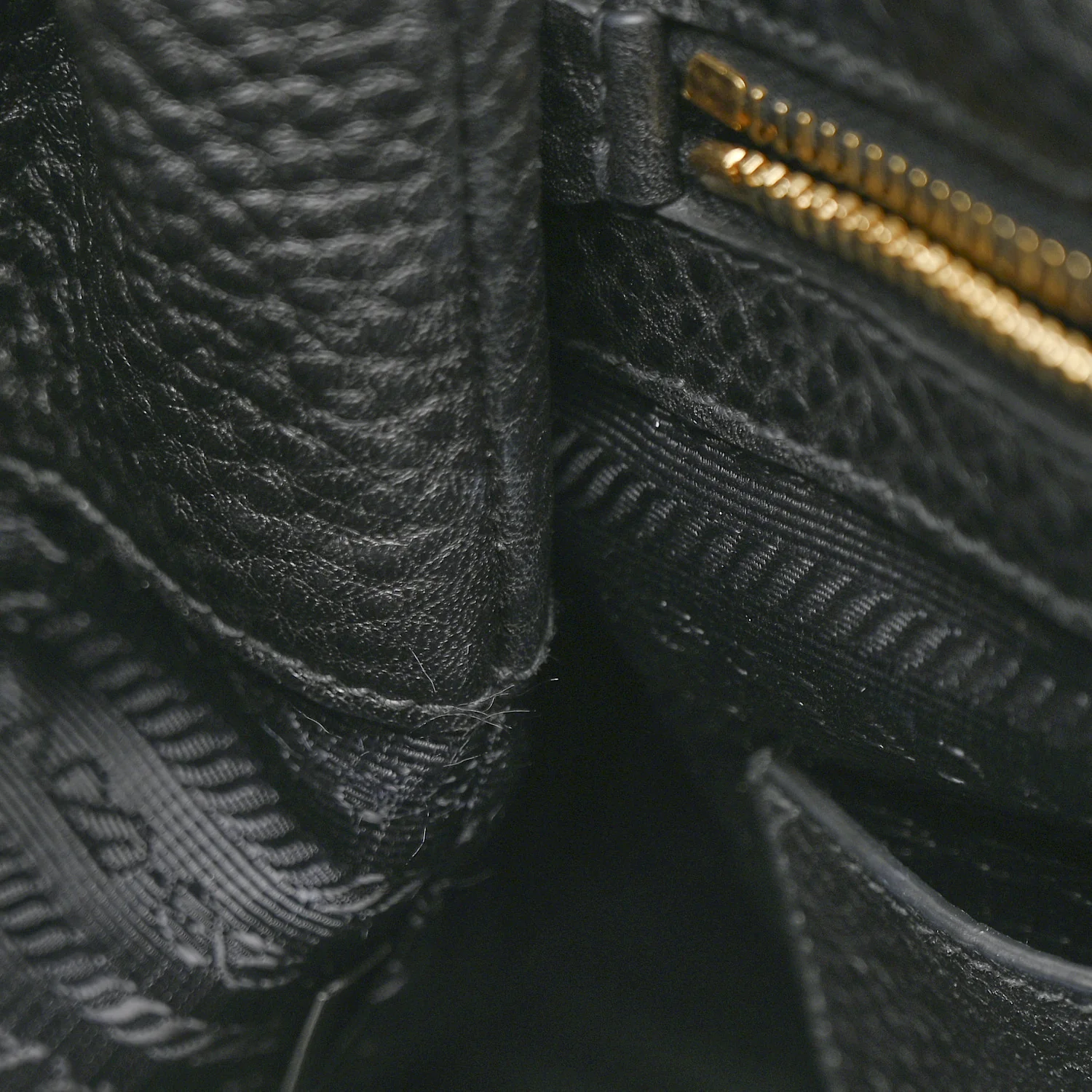 Vitello Daino Tote Black - Image 14