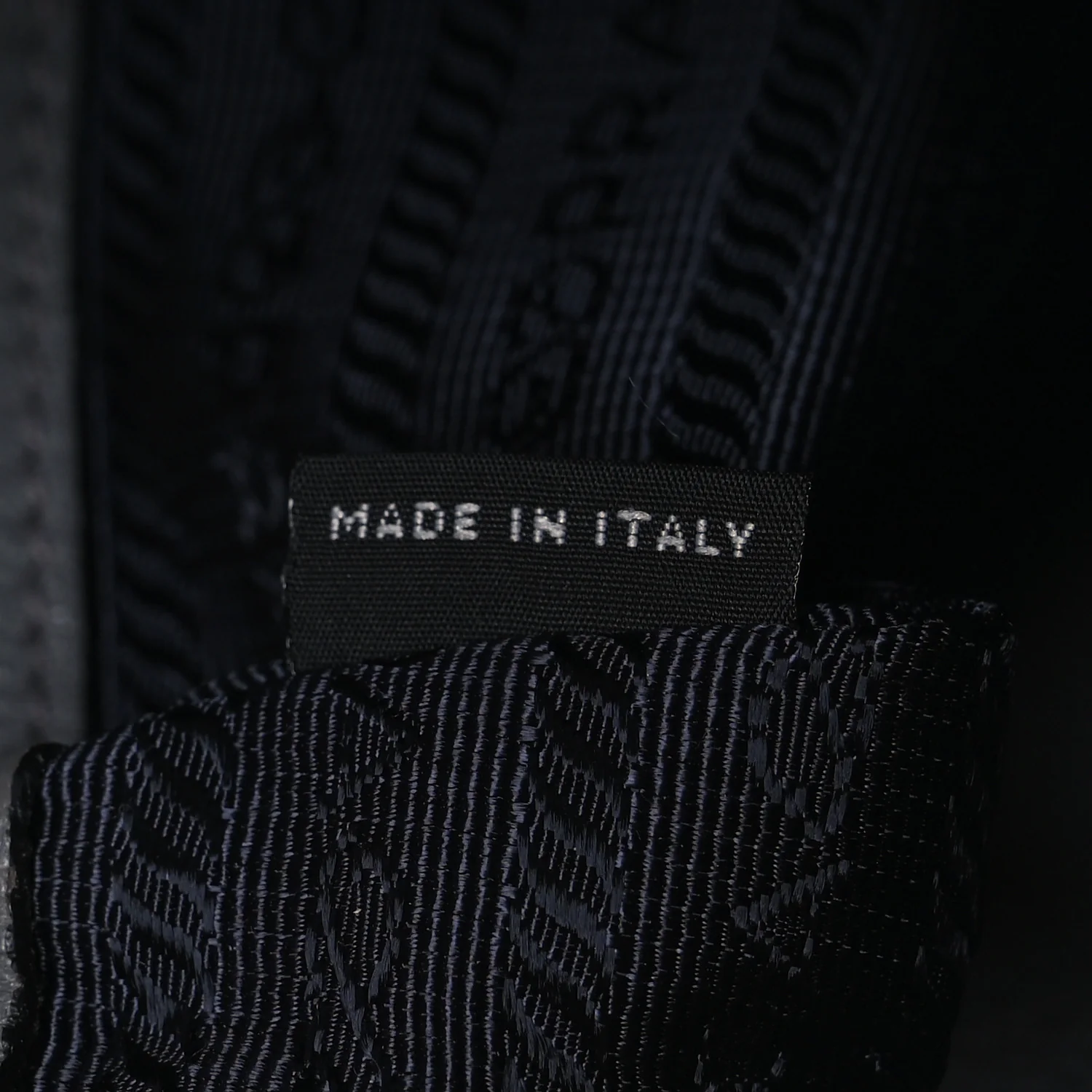 Vitello Daino Zippered Shoulder Bag Marmo - Image 7