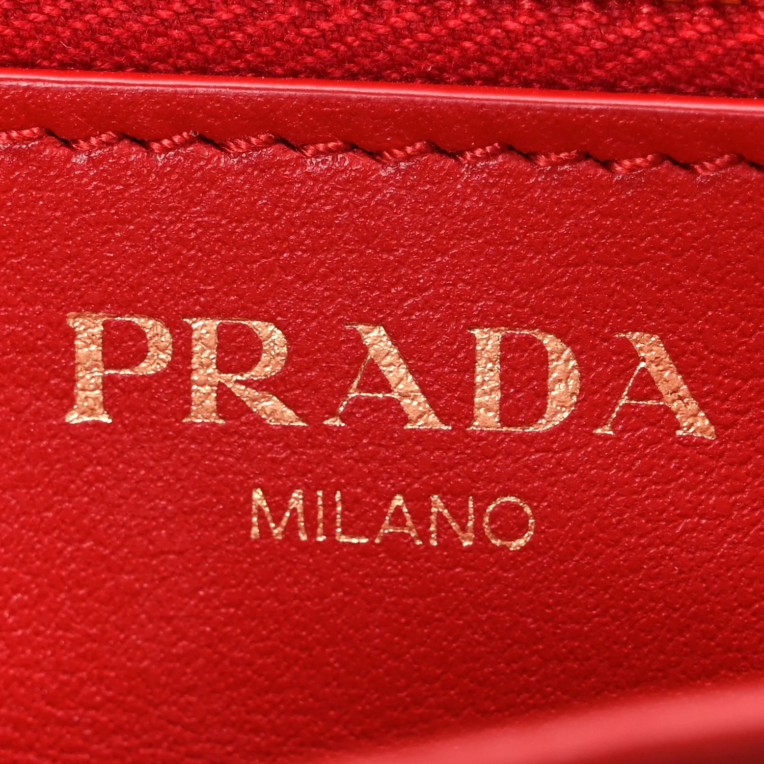 Vitello Move Metal Oro Chain Wallet Lacca - Image 6