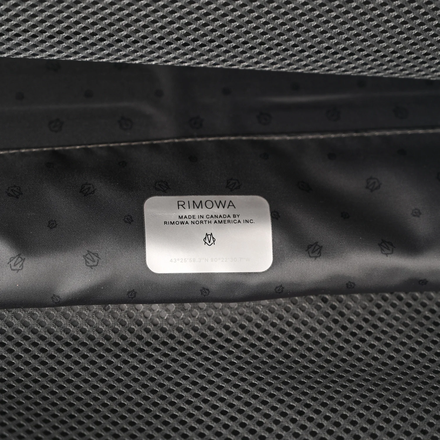 Matte Polycarbonate Essential Check-In L Black - Image 5
