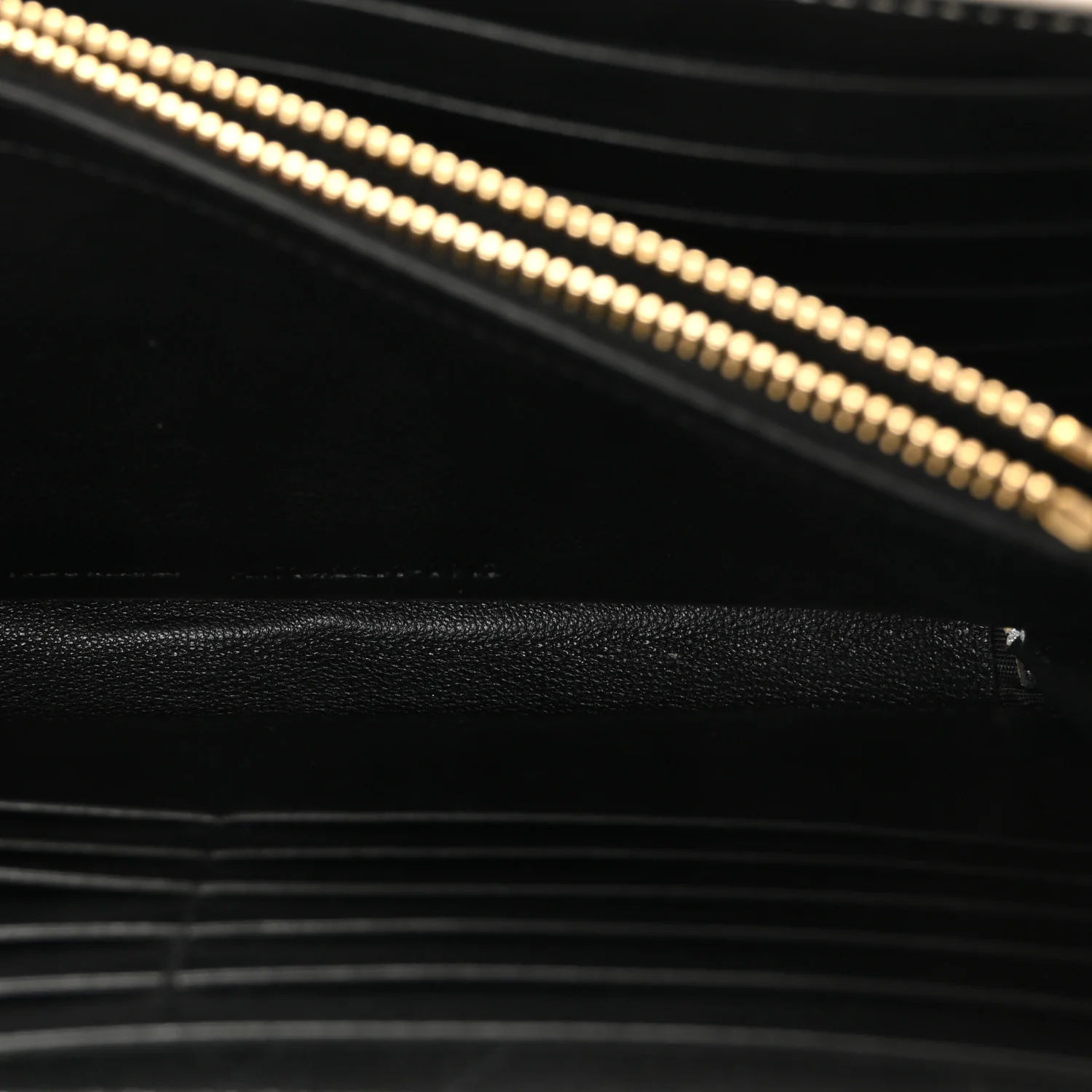 Metallic Grained Calfskin Classic Letters Chain Wallet Argento - Image 12
