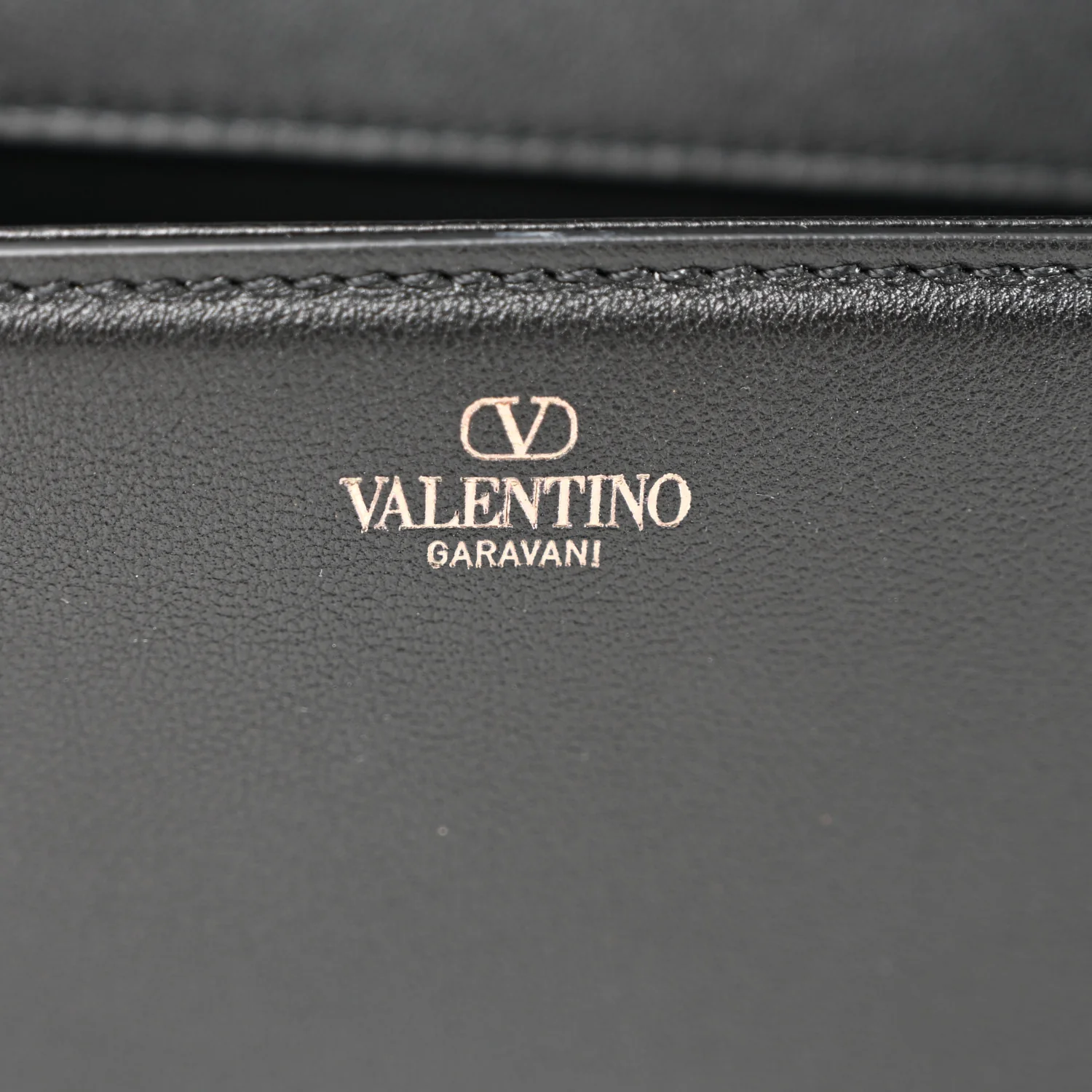 Calfskin Monochrome Vlogo Loco Shoulder Bag Black - Image 6