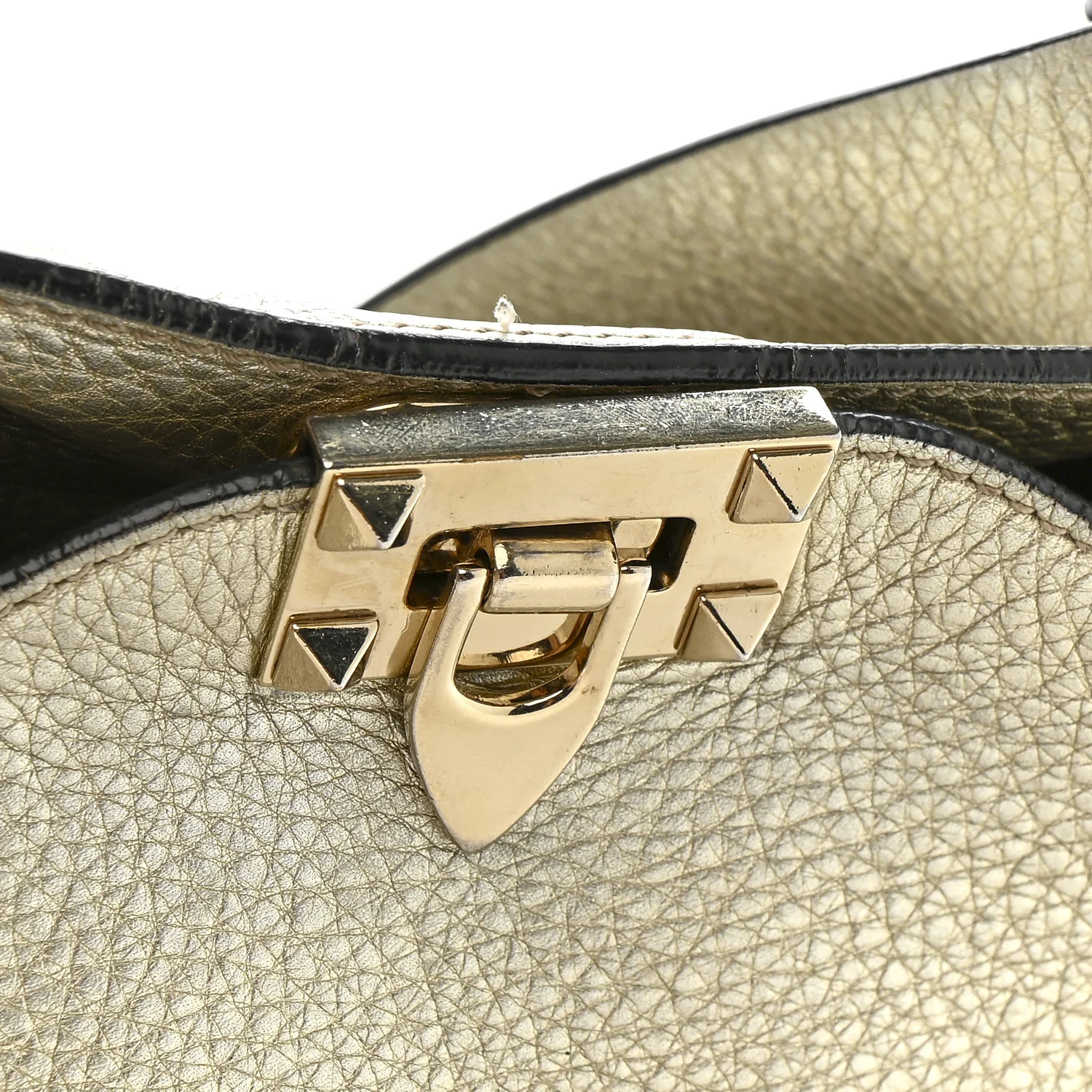 Metallic Pebbled Calfskin Small Rockstud Flip-Lock Messenger Bag Platino - Image 19