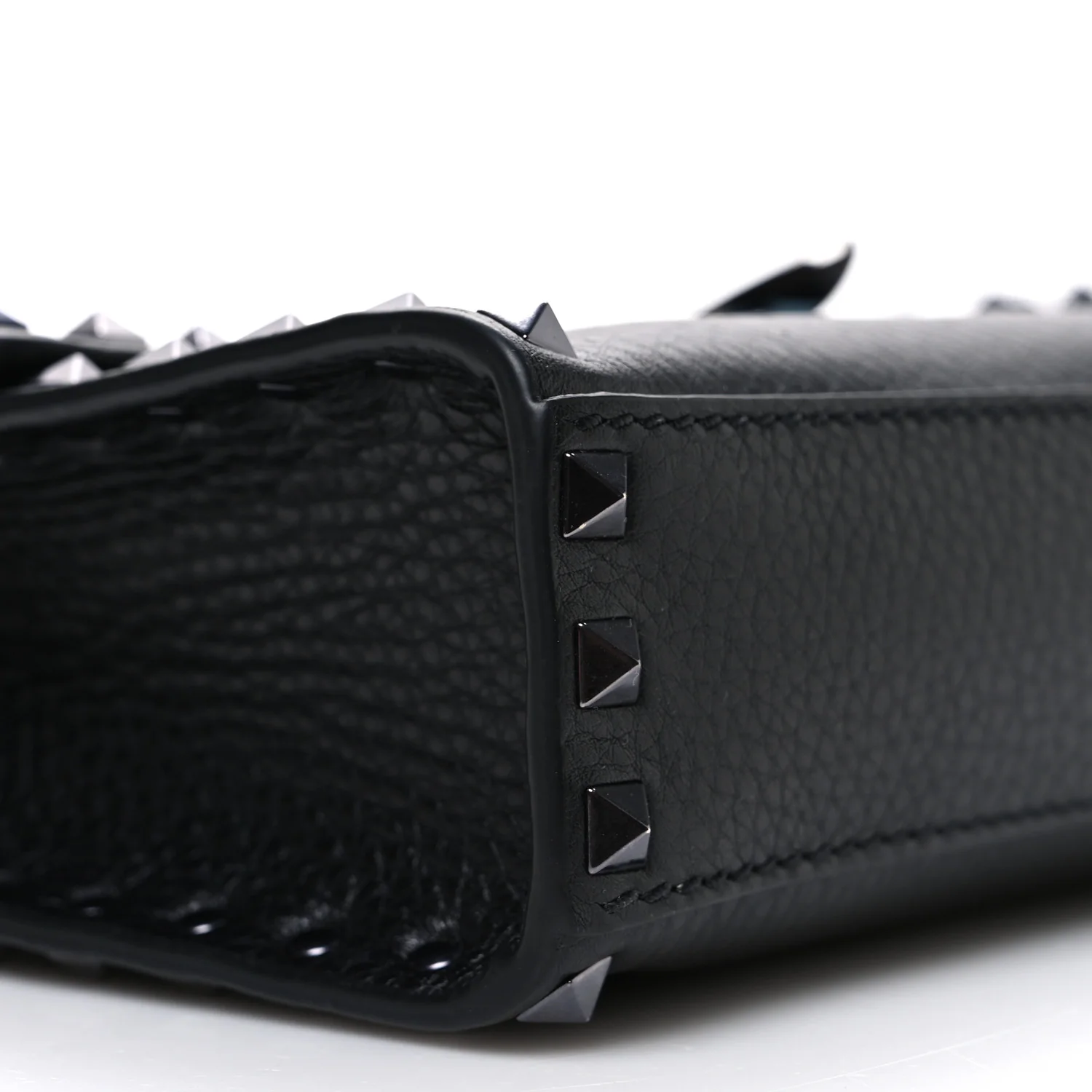 Pebbled Calfskin Monochrome Medium Rockstud Flip Lock Crossbody Bag Black - Image 8