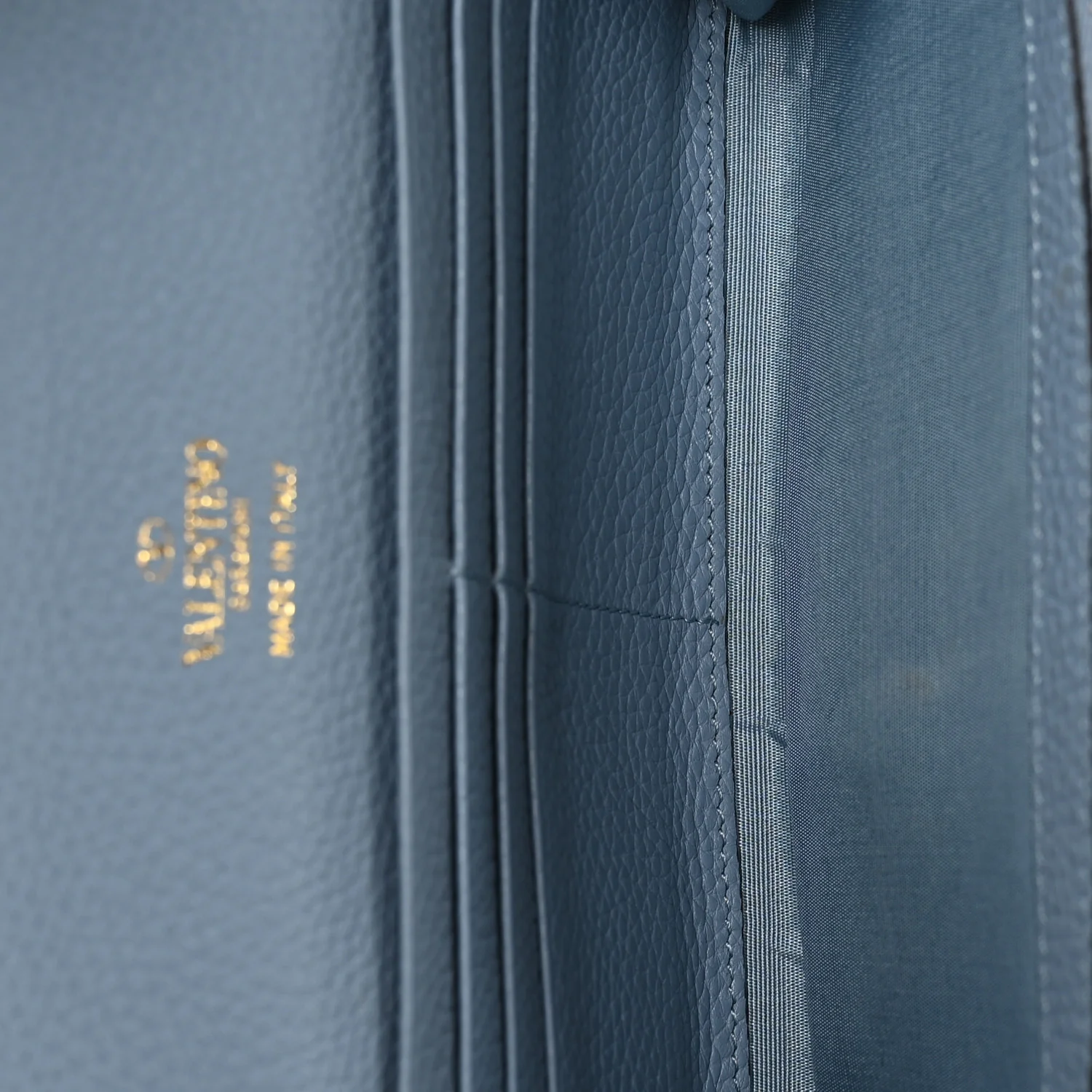 Pebbled Calfskin Rockstud Flip Lock Wallet On Chain Niagara - Image 5
