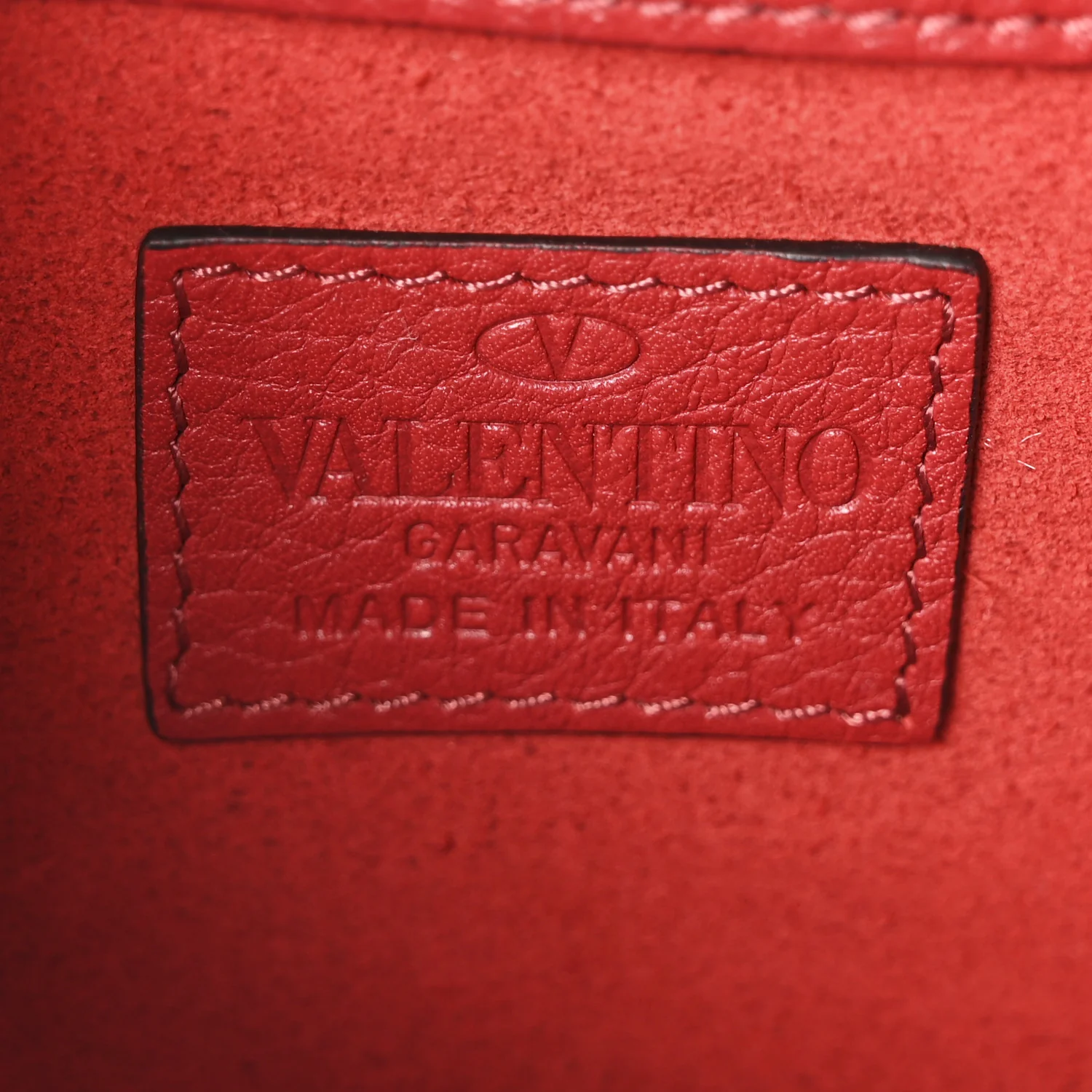 Pebbled Calfskin Rockstud Wallet on Chain Rouge Pur - Image 6