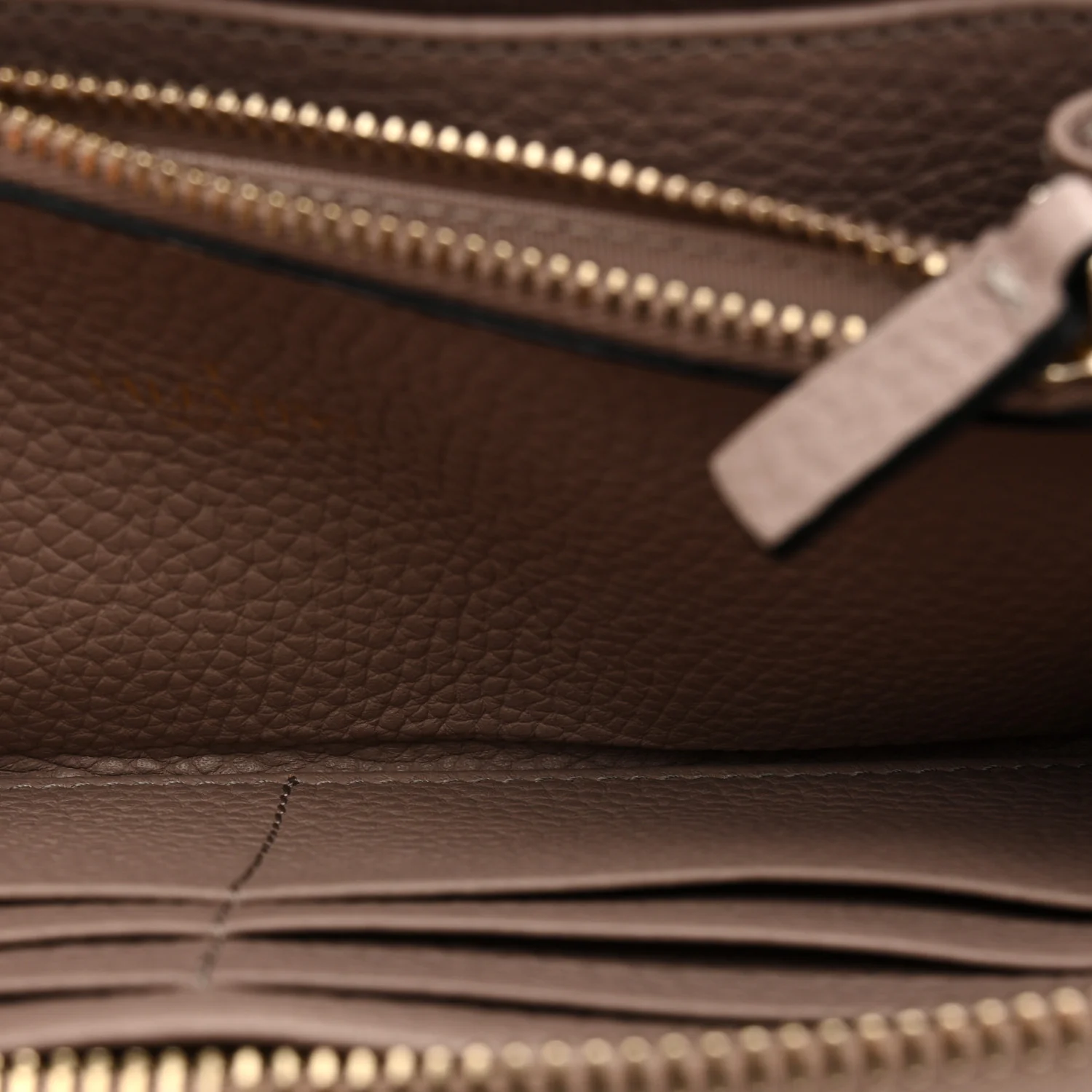 Pebbled Calfskin Rockstud Zip Around Wallet Poudre - Image 5