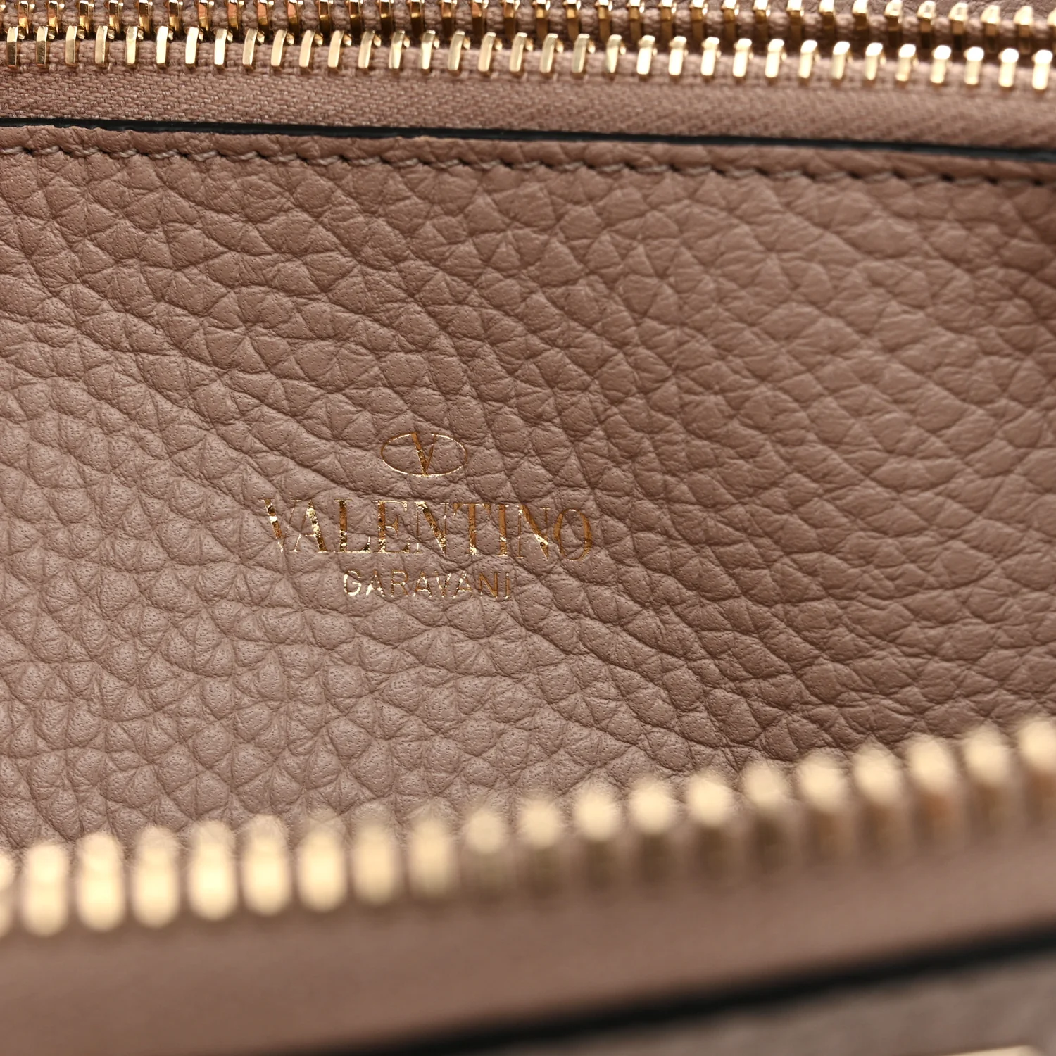 Pebbled Calfskin Rockstud Zip Around Wallet Poudre - Image 7