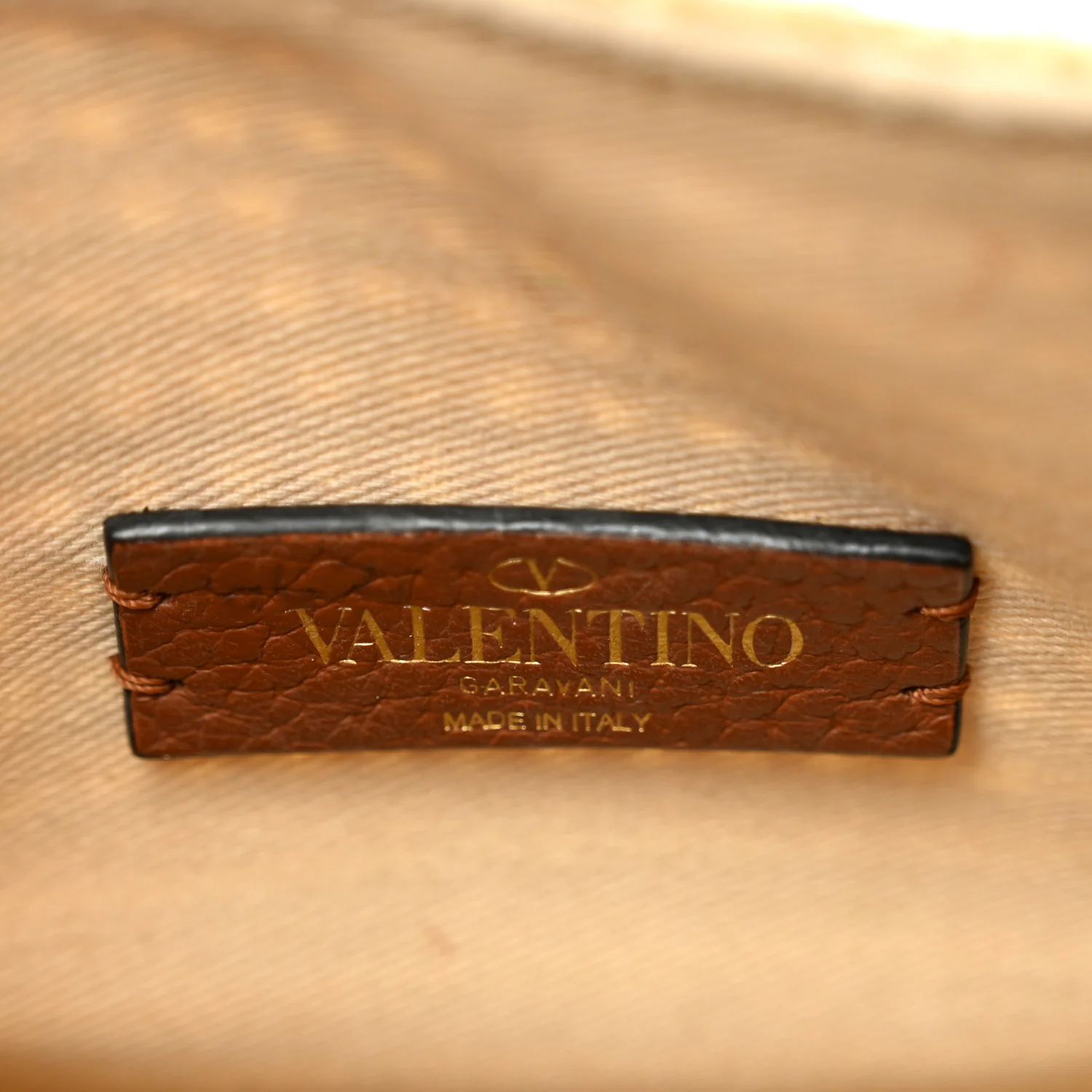 Raffia Grained Calfskin Small Rockstud Vlogo Tote Naturale - Image 6
